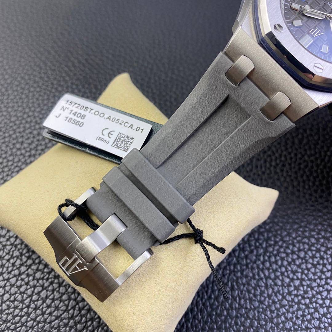 新款亮相 爱彼潜水表——新款爱彼15720！腕表尺寸42mmX14.2！ 1:表壳采用精钢表壳，搭配防眩光处理蓝宝石水晶玻璃表镜和表底，黑色陶瓷旋入式表冠，全部数据材质采用正品扫描对标。 2:机芯采用9015改全新的Calibre 4308自动上链机芯，走时稳定，无售后忧虑 3:独家最强机芯夹板打磨，更加立体。全新特调陀片颜色 4:最人性化的活动头粒缓冲，确保吻合正品 5:表盘镌刻“Méga Tapisserie”超大格纹装饰，搭配荧光立体时标和皇家橡树指针，黑色旋转内表圈搭配米色0至15分钟区域 6:采用进口夜光填充，最持久的夜光和最齐的内应刻度 7:原装一致倍数放大镜日历窗口，超强通透性 8:表带采用最新款开模的进口橡胶带，无论纹路颗粒还是质量全部吻合正品，质感更高级。 功能走时精准稳定！