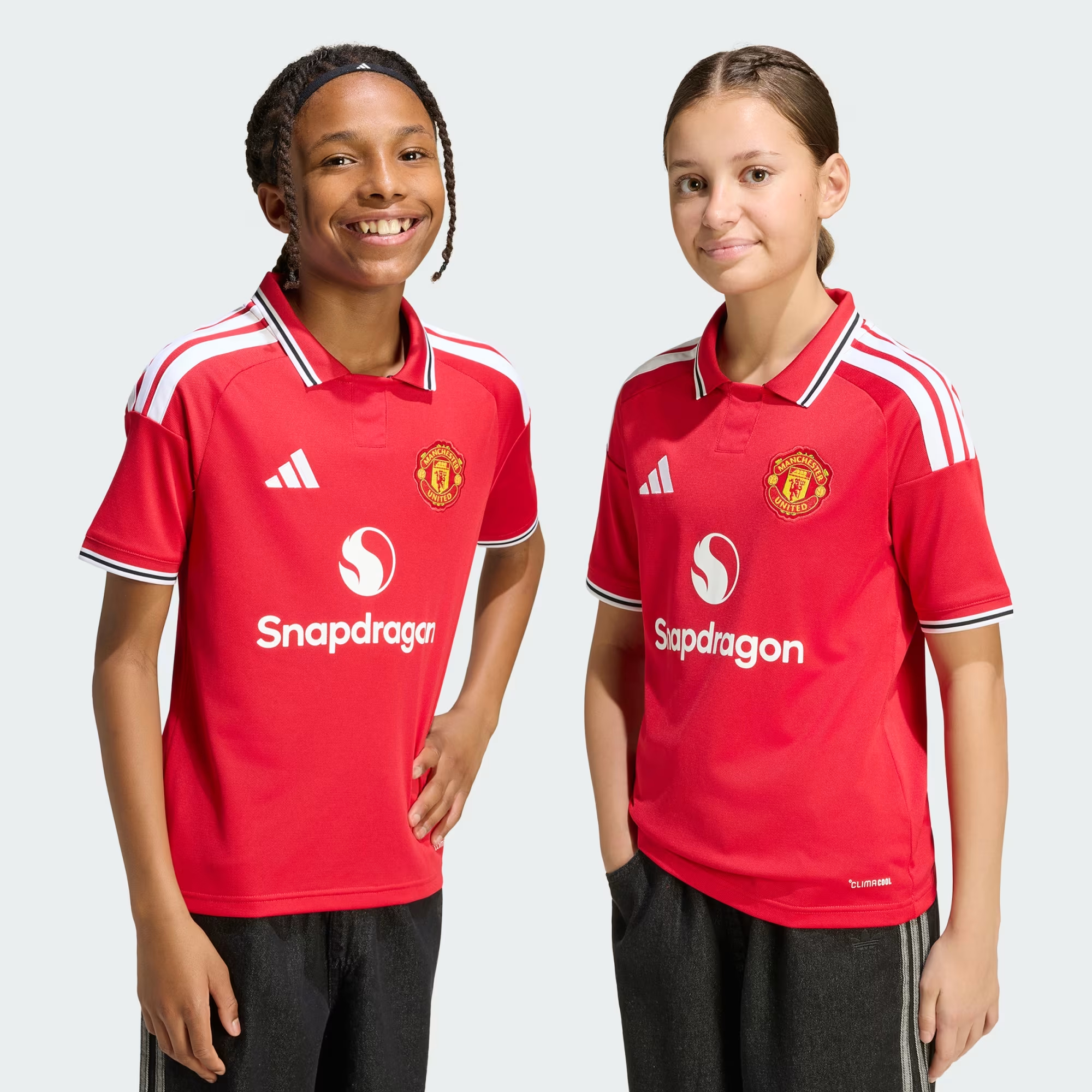 重現七十年代紅魔榮光 Adidas Manchester United 曼聯 2026-27 主場童裝球衣 (可加印字章) KC4796
