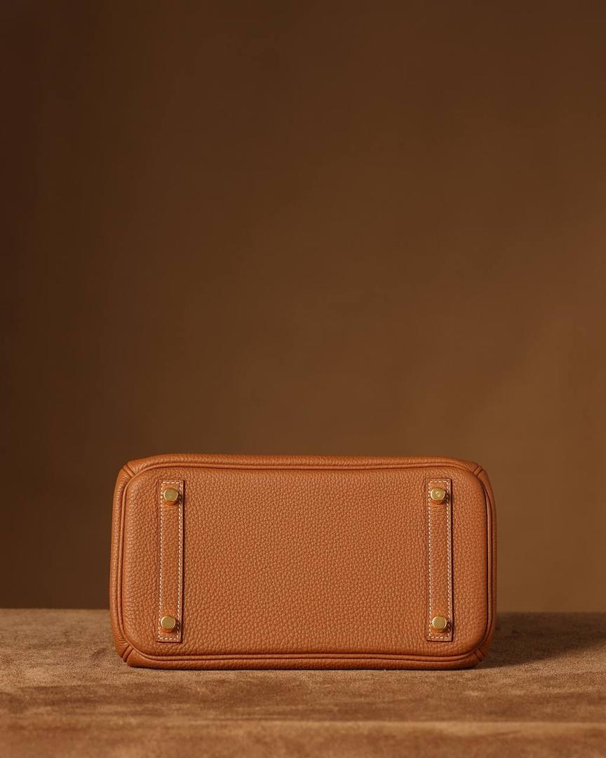 Hermes 爱马仕 Birkin25cm 金棕金扣👜✨ Birkin 独家渠道货 独家欧洲原厂皮原厂五金组装的ZP尾单货 尺寸：20 X 25 X 13CM 尺寸：22 X 30 X 16CM Birkin我们采用的是进口原厂Togo真皮，什么是Togo皮呢？ Togo皮：最经典的Birkin用皮。表面是均匀的颗粒状，类似荔枝纹，有光泽。皮质较硬，容易保持包包的形状，相对较轻，触感比较柔软，耐磨耐用； 我们用的是纯原、原厂皮就是和原版专柜一样的皮！