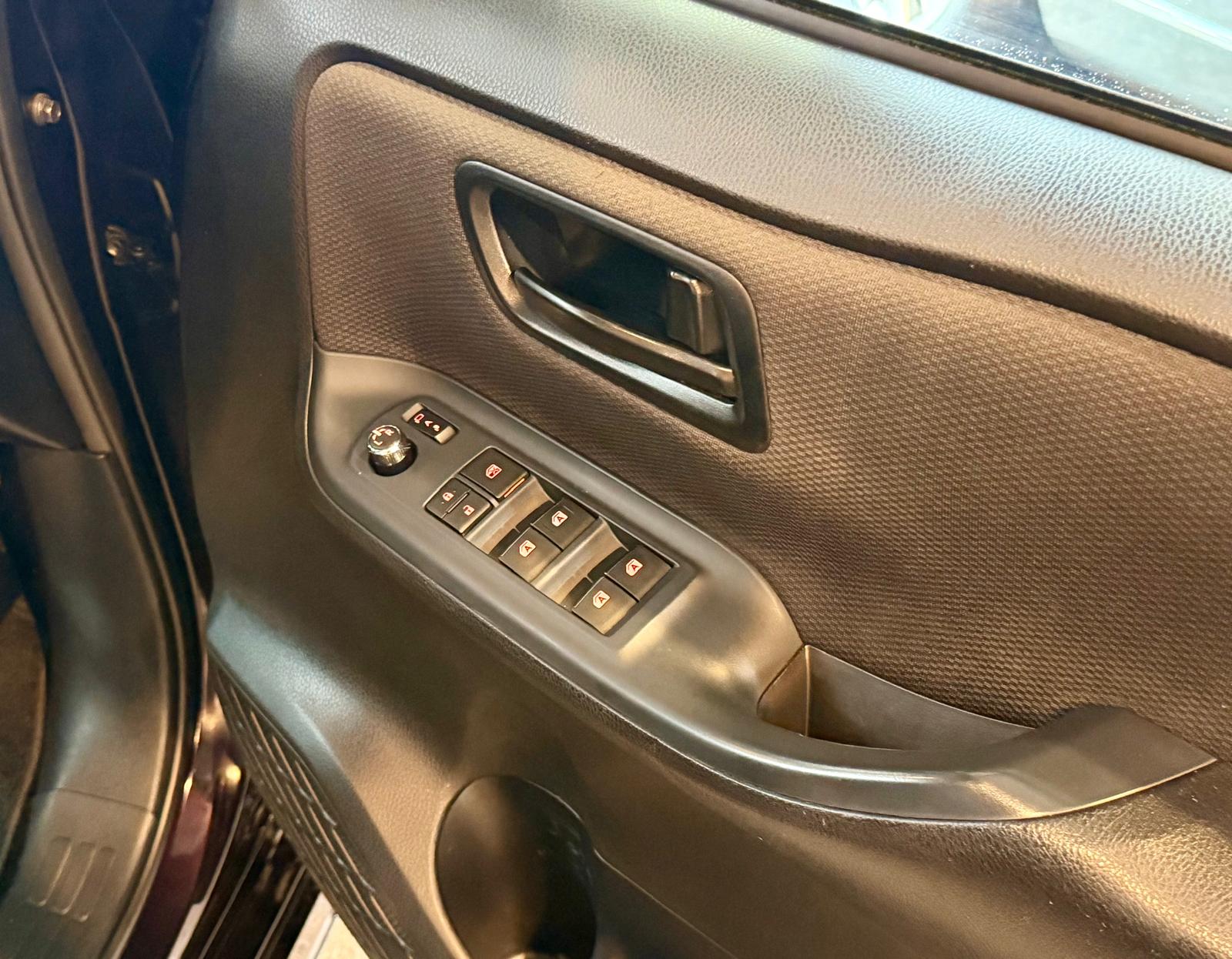 Toyota NOAH Hybrid 2015