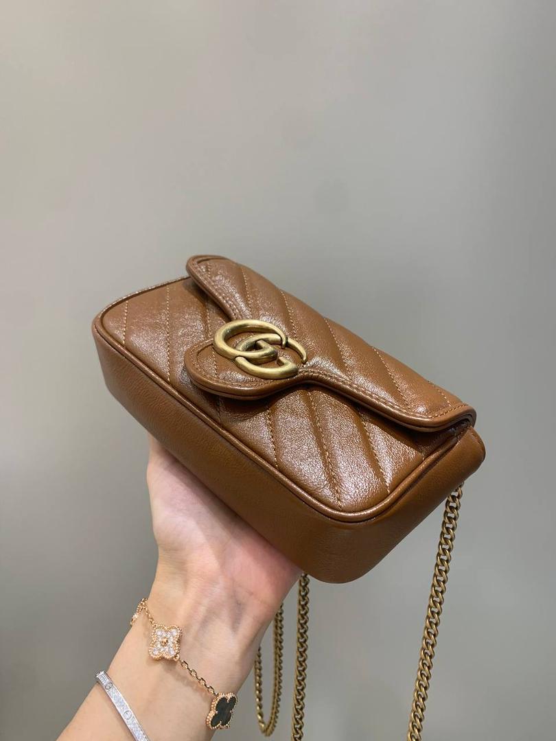 新背景实拍正品级 。经典款焦糖色16.5cm‼️ 一只可爱的小金棕，终于等来marmont出新色了，而且不是那种让人扎眼的马卡龙色，这次是超级好看的焦糖色，这个颜色秋冬搭配衣服真的是绝了，现在用撞包几率也很低 所以赶紧买‼️ 型号476433；尺寸16.5/10/4cm