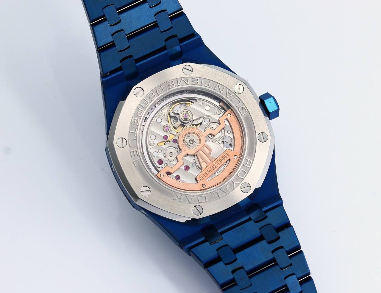 🚀爱彼 皇家橡树系列 ，复杂功能万年历腕表。型号：26574ST.OO.1220ST.01 业内唯一实现原版功能。💯 贵族钟表 爱彼皇家橡树系列万年历腕表，高贵优雅的蓝盘配上冷艳精钢表壳，完美体现爱彼美学设计及复杂功能的极高技术。 表壳采用316L精钢，直径41毫米. 厚度11.4mm。蓝色表盘镌刻“Grande Tapisserie”大格纹装饰，蓝色表盘，立体时标、刻面指针覆盖夜光涂层。三个显示日历功能的副表盘以及月相显示盘对称分布于表盘之上，井然有序地显示出小时、分钟、星期、日期、周历、月份、月相和闰年信息。真正唯一对版。蓝宝石防眩光处理让整体手表更加通透明亮。 搭载9015一比一改装定制还原Calibre 5134自动上链机芯。堪称毕业的产品。 这枚腕表的编号是Ref. 26574ST.OO.1220ST.01