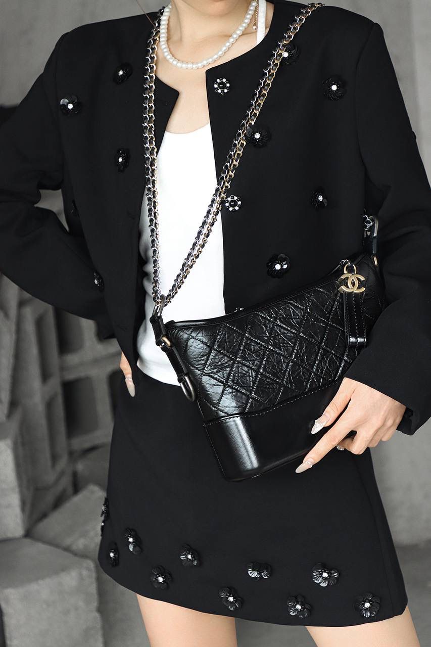 流浪包中號鑒定版 👜 一包一碼 支持全球鑒定查驗身份證原廠專G 蒙塔貝拉原廠皮料過關清單資料可査詢 四大金剛之一的流浪包百搭不膩，大愛它的帥氣隨性慵懶優雅！ 中號size男女都可以駕馭，輕鬆背出屬於自己的風格！ 五金：全鋼做舊復古五金 皮料：蒙塔貝拉原廠皮 尺寸大号：21*28*10cm 小号：15*20*8cm