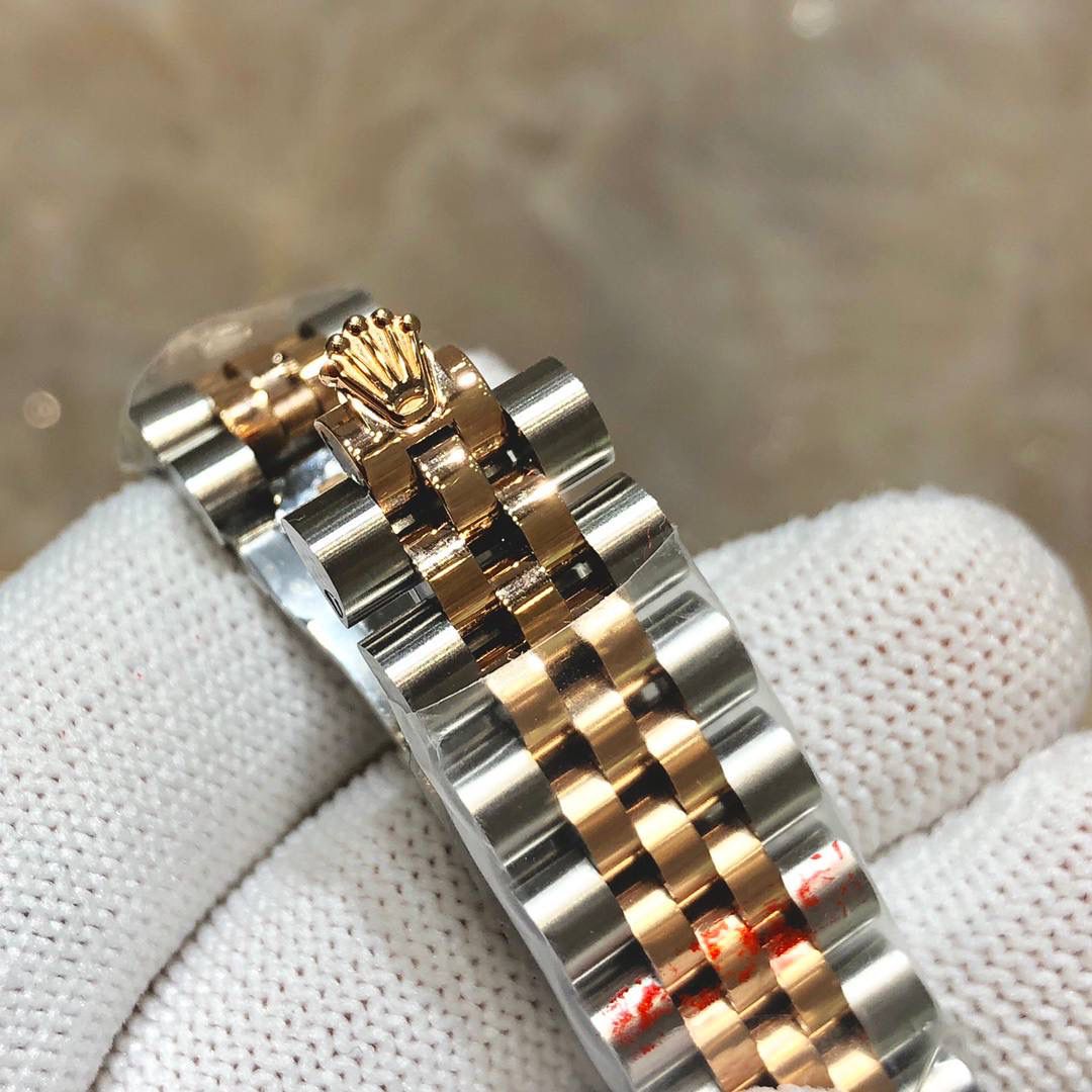 最新款劳 力士Rolex女装日志型31MM日志型腕表！ 1：原装开模，表壳直径保持与原装一致31毫米。采用904L不锈钢来锻造不锈钢腕表表壳，具备高抗腐蚀性。 2：搭配劳力士2236机芯机械 性能极为稳定，其抗震力、几何结构使机芯在任何位置都可保持规律运行。 3：三角坑纹底盖以专用工具的旋紧，使表壳完全密封，上链表冠采用双扣锁双重防水系统，牢固旋紧于表壳，使得更加防水。 4：镜面则以抗刮损蓝水晶制造，3点钟位置装有小窗凸透镜(2.5倍)女装日志型的防水蚝式表壳给予高精准机芯最佳防护！ 5：904L腕表表带和外圈底下的崭新双头粒连接方式（可与原装通用），隐蔽式摺叠皇冠带扣，以铰接的劳力士皇冠标志开启。 6：6字位内影圈以腐蚀工艺刻了与保修卡一致的厂品流水数字，做到一表一卡一码。绝不重复。 （附送专用拆表工具+专用擦表布+专用手表收纳袋）⚠️请认准独家品质