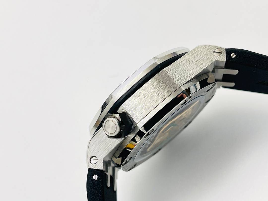 爱彼A P皇家橡树系列水果腕表！ 型号：26703 跑秒计时自动机械男表！搭载原版cal.3124机芯 直径：42MM！ 1⃣️表壳材质选用的904L精钢，经过CNC一次成型锻造了42MM的表径，表壳在经过拉丝工艺多次打磨抛光后做到了无懈可击，包括螺钉也一致还原！ 2⃣️表盘字面格纹错落有致，立体感很强。刻度线粗细程度以及长短均与正品保持一致。条钉时标内部填充超强夜光材料。两组小圆盘对称分布，就像两只小眼睛。盘面内有一圈一圈的放大环，细节处理很到位。 3⃣️橡胶表带表面的磨砂质感很强.采用无味不沾灰尘的进口橡胶，只为提高佩戴的舒适感！ 4⃣️前后玻璃都采用蓝宝石水晶镜面玻璃，镜面通透性也很强。这款腕表采用3124机芯，做到了外观和正品的极其相似，走时精准稳定！