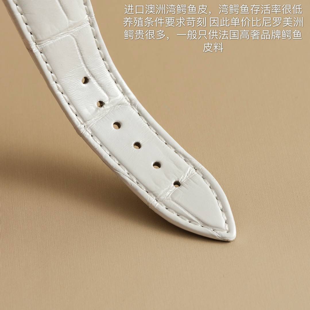 全网女神看过来😍😍这款爱彼女表才是最具有性价比的… 爱彼皇家橡树系列型号67601石英腕表，皇家橡树系列独有的八角形外观还拥有爱彼独特的设计风格也将女士优雅风格融入其中，深受女明星们的爱戴，表带澳洲湾鳄鱼皮，即使只有33毫米的小尺寸，也将爱彼独有的纯净美感与刚毅线条展现的淋漓尽致💝💖💘而镶满钻石的表圈也为佩戴的女士增添了更多的柔美。（32颗明亮式切割美钻，总重约0.65克拉）巴蒂镶嵌一枚半透明凸面蓝宝石，搭载瑞士进口石英机芯，拥有实用的日历显示功能，女士们佩戴起来不会显得沉重 ，配专柜最新全套包装发货！这种货一般数量不是很多哦