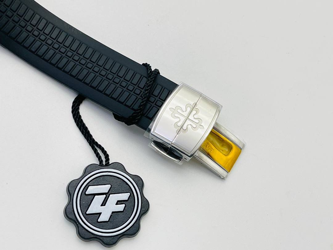 百达.翡丽Aquanaut系列5164A-001腕表具现代感、国际感的两地时间复杂功能，更符合年轻世代的品味与需求！ 1⃣️【表壳】40.8MM表径，依旧采用百达翡丽经典不锈钢材质打造，圆润的八角壳型恰到好处，表壳左侧的鲨鱼鳍型设计，是可以前后快调中央镂空时针的按钮，这枚指针可以用来指示第二时区时间。 2⃣️【表盘】黑色浮雕表盘，金属立体字块，覆荧光涂层时标。3、9点钟分别显示”HOME”与”LOCAL”的方形昼夜视窗，蓝白二色各自代表晚上与白天，6点钟位置是指针式的日期盘。 3⃣️【机芯】成功实现百达.翡丽5164A-001内载的324 SC FUS自动上链机芯功能，大三针基础机芯上搭载两地时间模组。配有休闲气息的Tropical表带，正是为年轻世代所准备的奢华运动表。