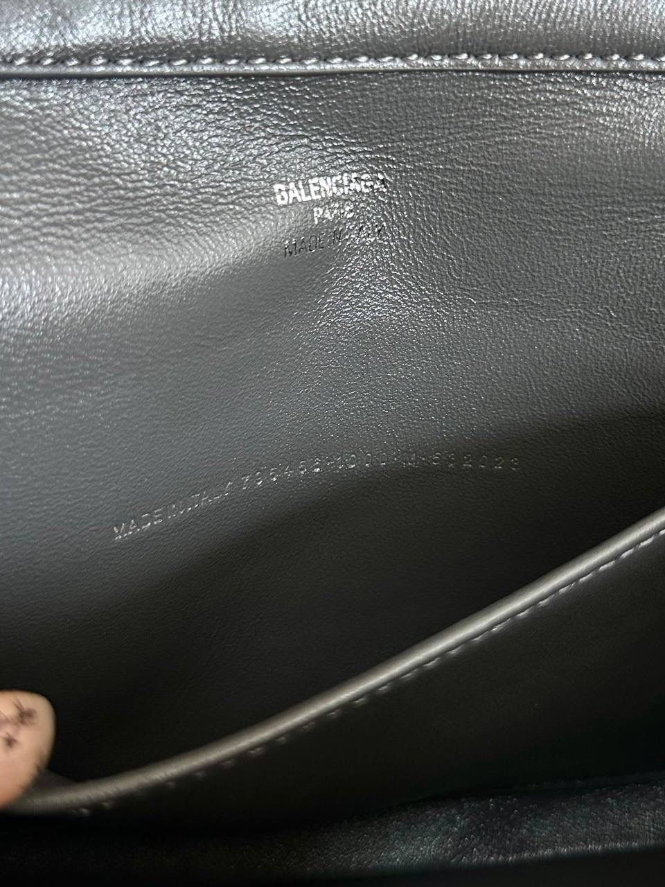 ba1enciaga rodeo灰银mini🪨 哒哒哒，mini也来咯 看完正常size的rodeo再来看mini 真的是除了可爱还是可爱 这种尺寸就不挑身高了 每个人背出来都是萌萌哒哈哈哈 而且男生女生都能背，不挑性别～ 这只包的皮一定不能硬，也不能太软太亮 大号：39.8×29.9×12.9cm789744m 中号：35×23.3×10.9cm789772m 小号：28.9×20×9.9cm789779m mini：23×17×9cm795456m