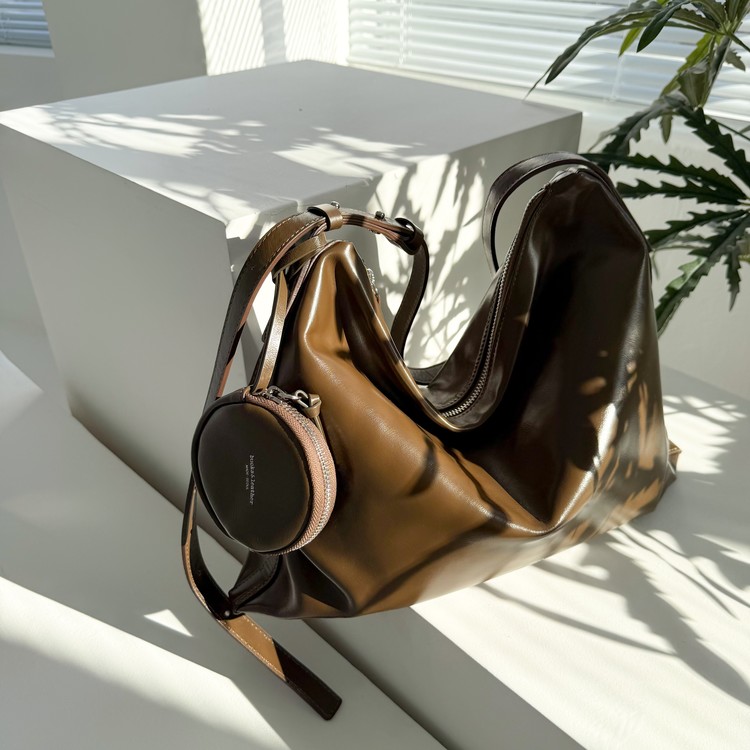 預購_牛皮亮面 Day Shoulder (L) By Bucks & leather