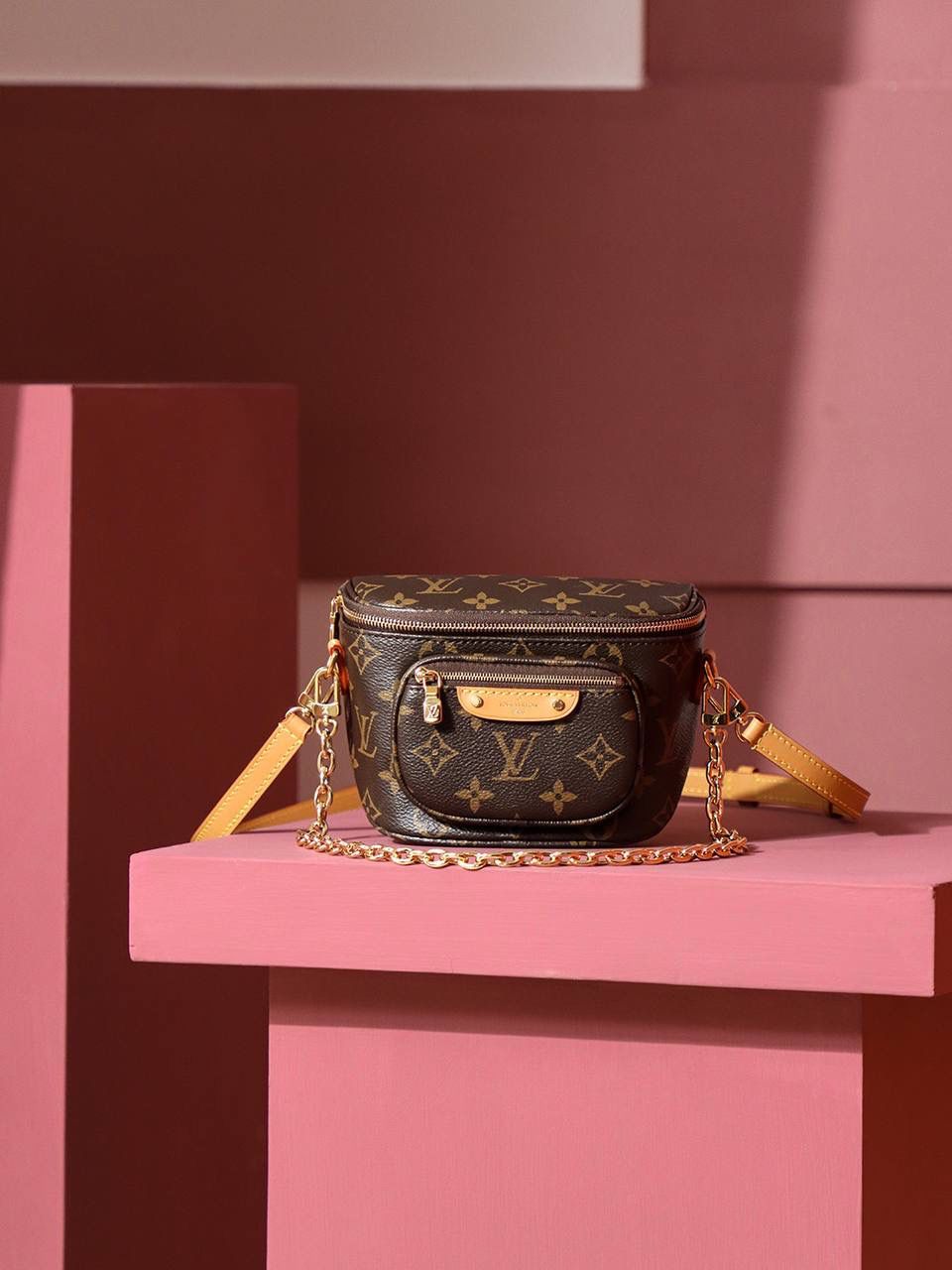 𝐌𝐈𝐍𝐈 𝐁𝐔𝐌𝐁𝐀𝐆 系列 👜✨ ❒ 尺寸: 17*12*9.5cm ❒ 本季新品最佳选择𝔹𝕌𝕄𝔹𝔸𝔾 迷你系列 展示了对潮流腰包设计的柔婉解读，可拆卸的链条在装饰之余增添了功能性！ 时髦且复古 轻松打造 𝙚𝙛𝙛𝙤𝙧𝙩𝙡𝙚𝙨𝙨 𝙘𝙝𝙞𝙘氛围感 且腰包不再只是腰包 一包多背法。不得不说，设计师真的太懂每个女人，简直是腰包界的一批黑马！😍✨