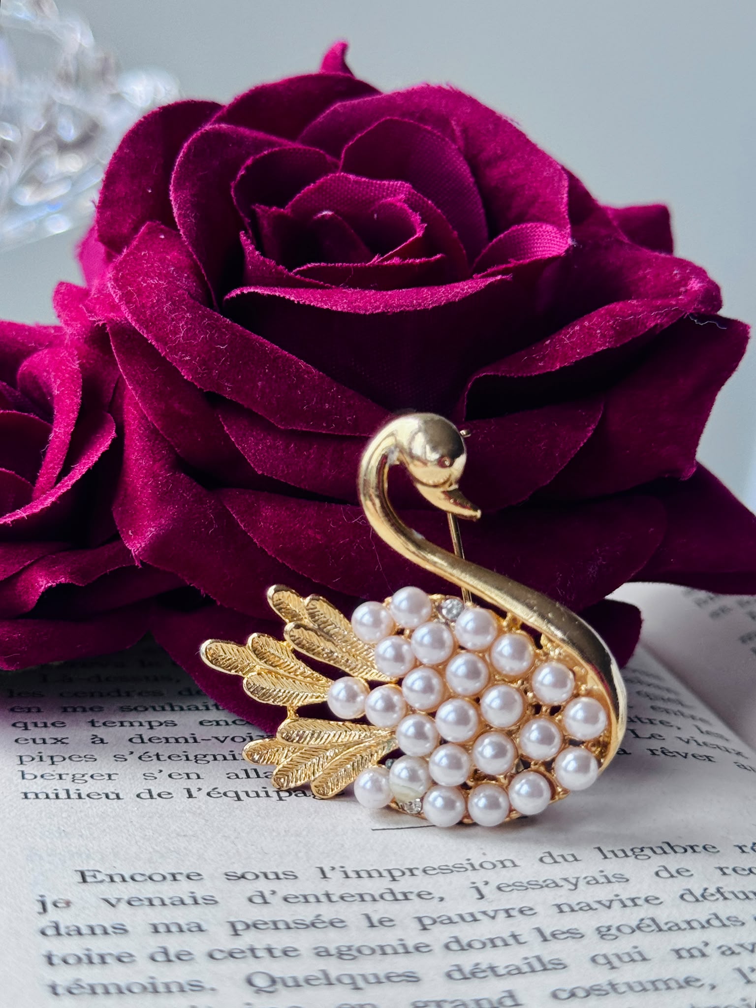 Vintage Pearl-Studded Swan Brooch (MT2589-19)