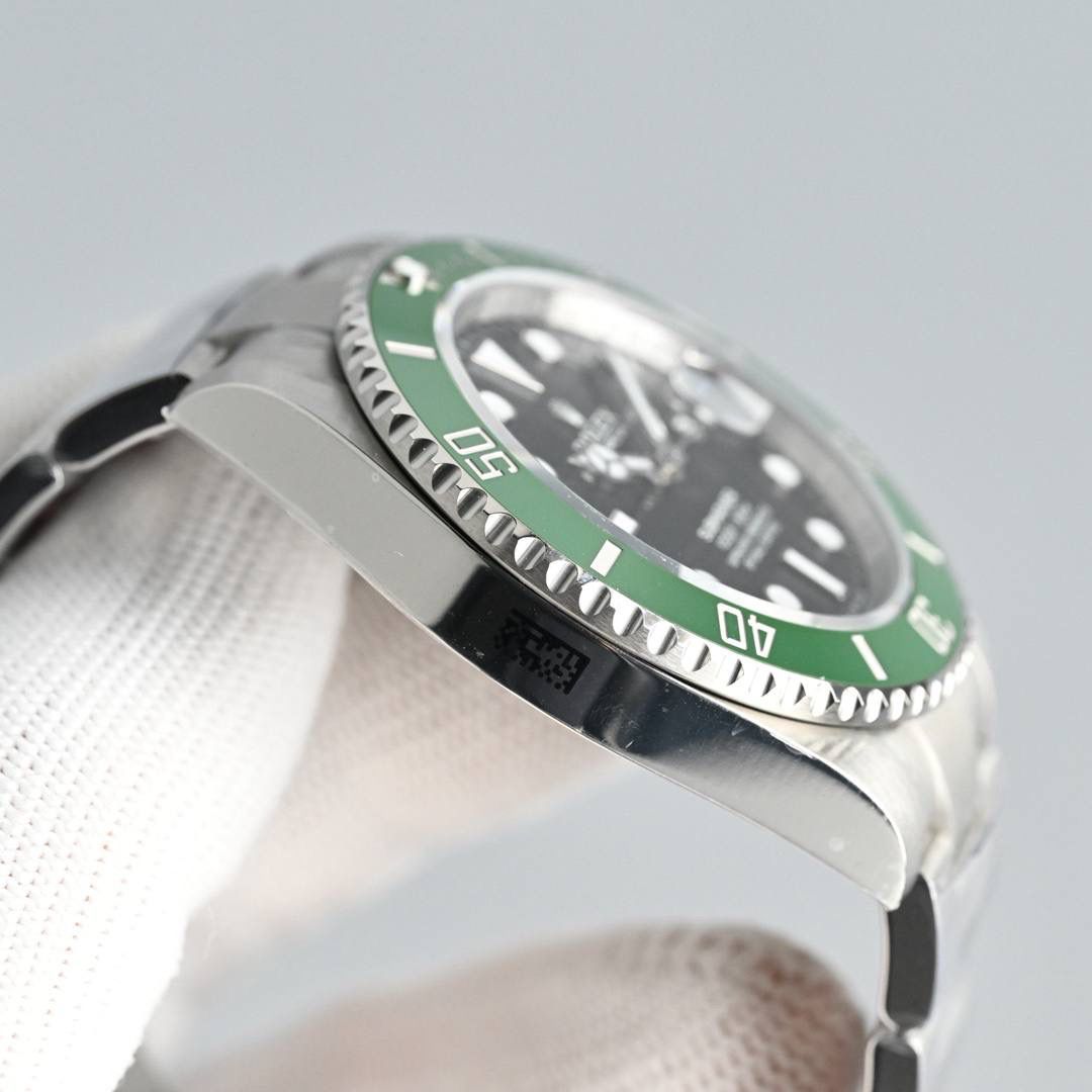 C厂 factory劳力士潜航者41mm水鬼匠心之作来袭： 1⃣️尺寸41MM，同正品，整表采用904L精钢，蓝宝石高透镜面，3点钟位置带2.5倍放大镜（镀蓝膜），搭载3235机芯。 2⃣️夜明珠玉质感明显，夜明珠与时分针夜光粉填充均匀饱满，颜色一致，毫🈚️色差。 3⃣️刻度6/9/12位倒角处理圆润，同正品！与市场货6/9/12位尖锐感形成鲜明对比。 4️⃣陶瓷圈声音清脆，外圈刻字与刻度均采用铂金粉填充，呈现银灰色磨砂质感，与正品一致。 5️⃣内部刻字清晰度高并且立体感明显。 6️⃣时分针放大🈚️任何毛刺感，蘑菇状实心中轴。 7️⃣表扣与正品一致具备弹射效果，内侧没有任何焊接点，一体成形。 8️⃣表带头结构呈三段式拼接效果同正品，与市场立体式效果不同。