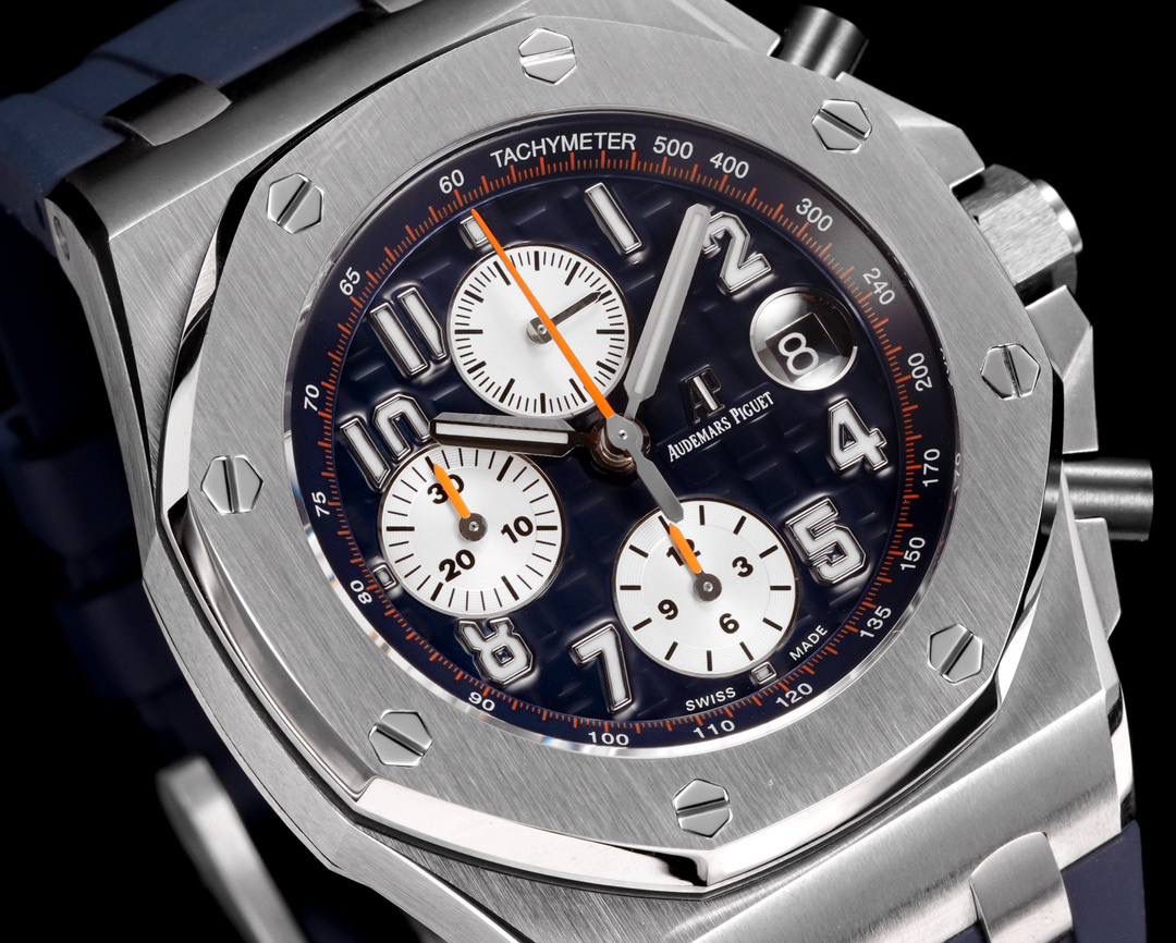 皇家橡树离岸型26400/26238/26470系列正式登场！款式最全，做工最好的爱彼计时款腕表来了，有做工好的顶级货，廉价的小厂货就别去考虑了！ 1，机芯采用12位小秒的定制版3126计时机芯，完美还原原版所有功能。经过精密打磨，大大加强了其稳定性。 2，其中碳纤维系列表壳采用全新碳纤维复合材料——「Carbon TPT® B.4」打造，这种高科技材料比常规 Carbon TPT® 密度提高4%，纤维硬度提升15%，树脂强度提升30%，材料结构经过各项异性优化，保持轻盈同时无比坚韧，提供迄今最强的抗冲击性能。 3，字面颜色均采用目前最先进电镀技术，非几年前的简单喷漆技术。每一个巧克力格纹装饰，通过CNC级别打磨，无限接近原版。 4，同步原版搭载微微活动头粒，胶带采用进口氟橡胶材质，皮带采用美洲鳄鱼皮材质，更加耐磨耐造。