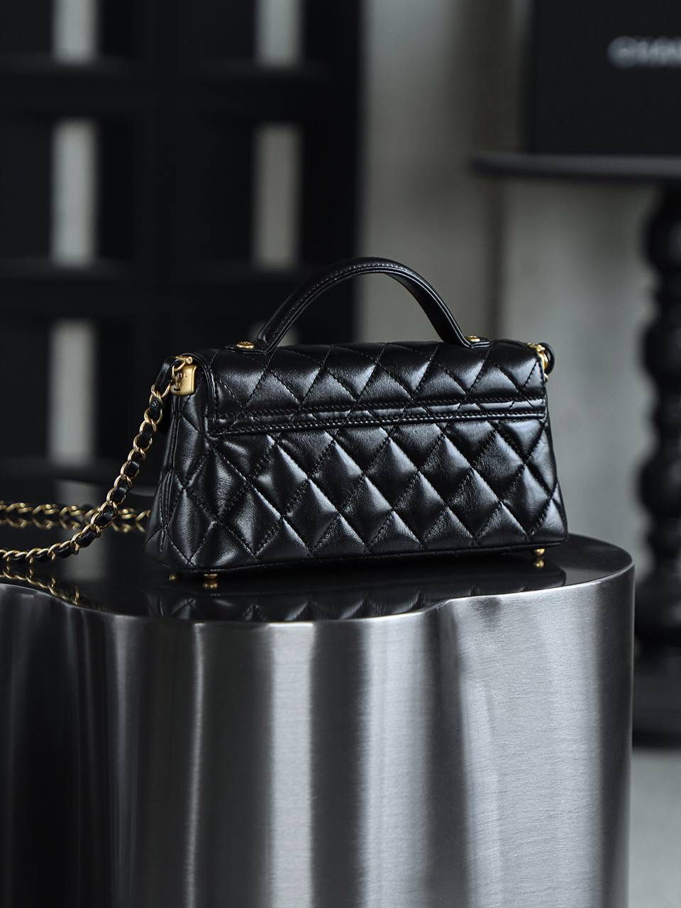 25P橫款 Kelly迷你鑒定版 👜 一包一碼 支持全球鑒定查驗身份證原廠專G GR原廠皮料過關清單資料可査詢 25P橫版MINI凱莉宛如一顆冉冉升起的新星，以其獨特的魅力，迅速捕獲了無數時尚達人的心。經典的黑金配色，是時尚界永恒的寵兒！ 五金：全銅復古金 皮料：GR原廠亮羊皮 尺寸：11.5*22*6cm