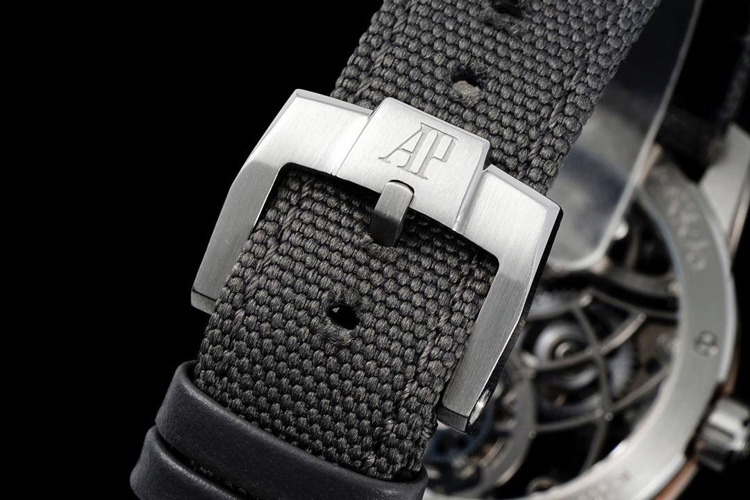 🚀爱彼最新款陀飞轮镂空腕表Code 11.59系列 Ref.26600 推出双拼色复杂动感结构表壳。全新标志性双曲面水晶玻璃带来独特的视觉体验！💯 亮点1、匆匆一瞥无法体现 Code 11.59 系列的复杂性和令人印象深刻的工艺。它看似圆形的表壳搭配纤薄的表圈，实则为大胆、并置的建筑形状的多面融合。为向品牌标志性皇家橡树表圈致敬，表壳中层为八角形，配有厚拉丝表带和抛光倒角。表耳也采用拉丝表面和抛光斜面，呈镂空设计。衔接表圈和底盖上，拱起保护着表壳中层。表壳中层与表圈、表耳和底盖之间的对比凸显了表壳的精致结构，表壳直径为 41 毫米。 亮点2、表盘由拱形双曲面蓝宝石水晶镜面保护，镜面高于明亮的抛光表圈，镂空陀飞轮机芯一览无余。定制AP 2948 型机芯是一款多层手动上链陀飞轮机芯，垂直排列的机芯，陀飞轮位于 6 点钟位置，发条盒位于 12 点钟位置，为镂空带来令人愉悦的对称性。机芯优雅弯曲的桥板采用三种不同的灰色调，突出了深度，并与浅灰色发条盒和齿轮系形成鲜明对比。内包头粒尼龙/皮表带，配小牛皮衬里 配备AP 针扣。