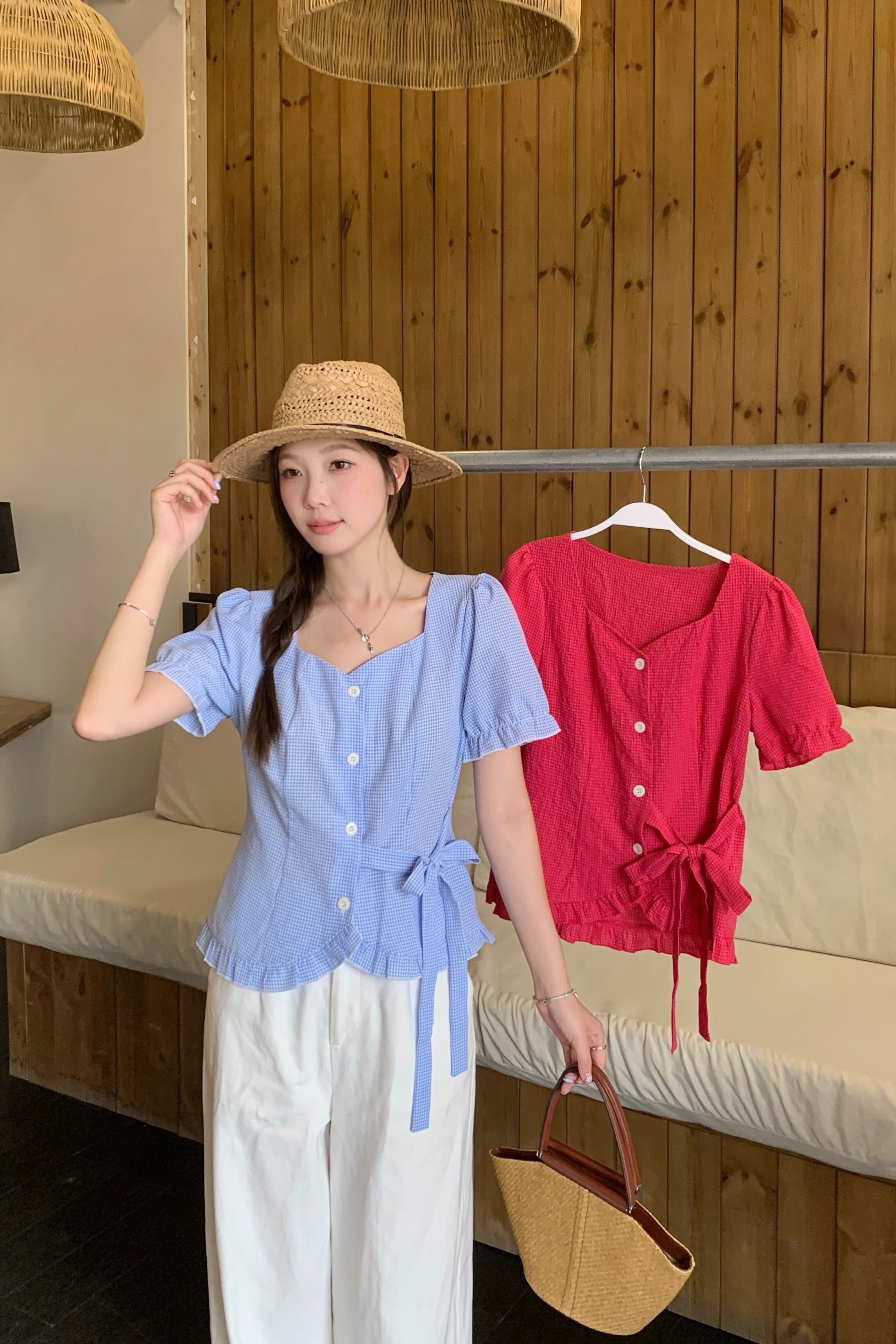 B38(80006) 法式格纹桃心领前排钮腰边系带下摆木耳边圆开角蓝粉上衣