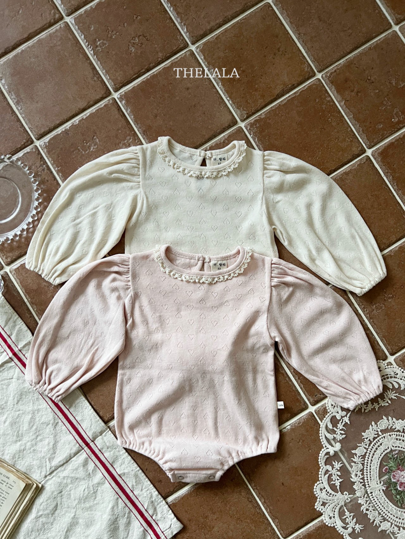 🌸預訂 韓國直送🌸🇰🇷THELALA兩色蕾絲心心通花長袖包屁衣