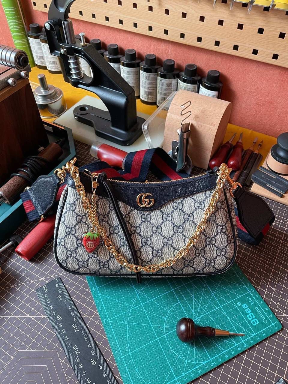 🔘gg ophidia系列小号手袋 草莓圣诞款（天花板级别） 无论你是怎么样的妹纸，想必都有一短小小的时光，总是想被草莓的东西包围着吧！ 今年圣诞款是甜蜜的风格，草莓的色调已经疯狂流行起来了。正厂意大利marbella pellami进口皮，佛罗伦萨顶级的制皮工艺，行业标杆业界翘楚领头四大门派，拿手的猪皮纹有各式各样的软度，所以有些时候真的要好好对皮跟颜色，好皮不是天天有，配上同等做工，打造唯美的气质，优秀得很勒。🤩🎀 尺寸：25x15x6cm 🔍款号：735132