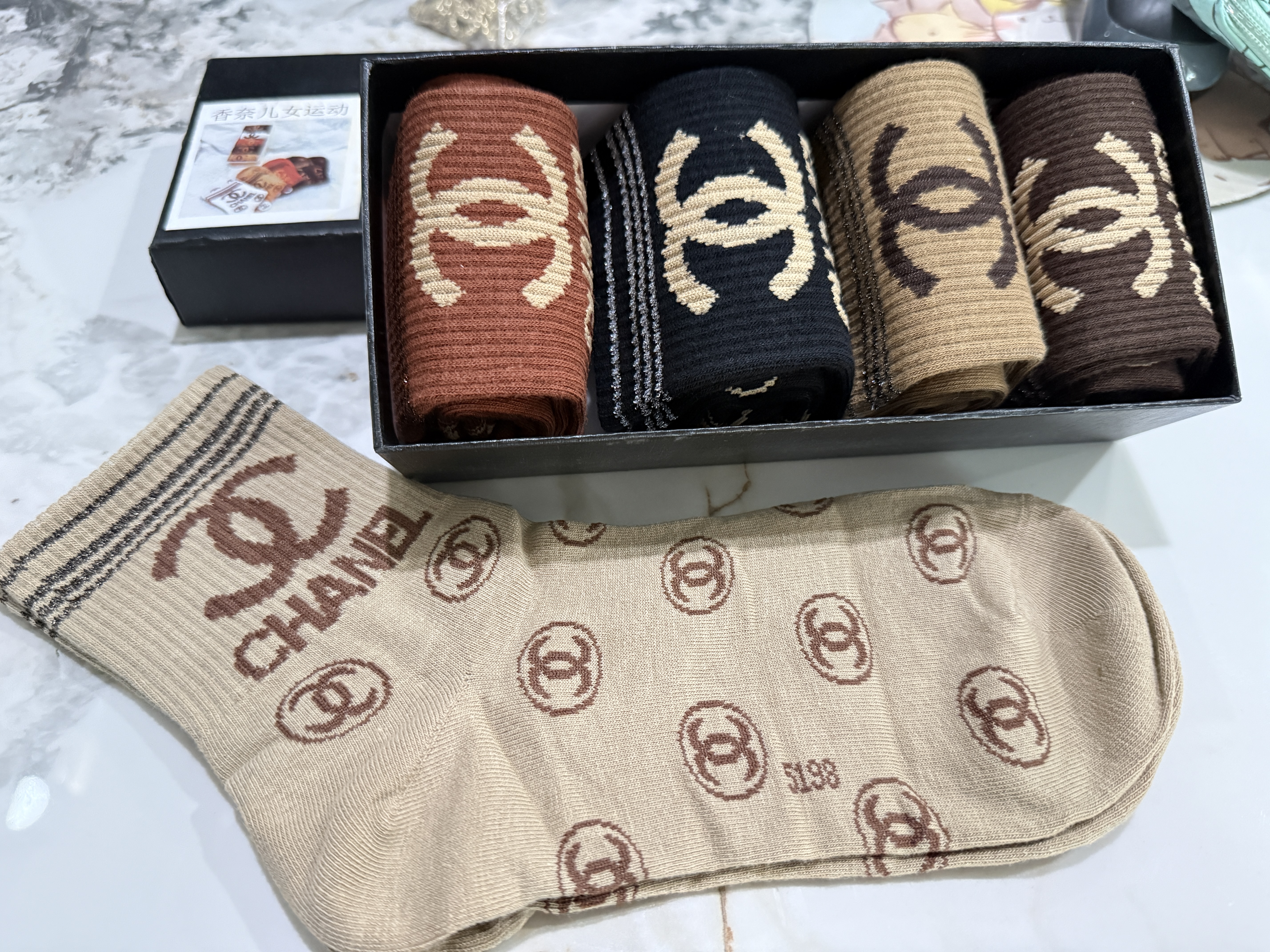 Chanel 標誌印花襪子與運動鞋