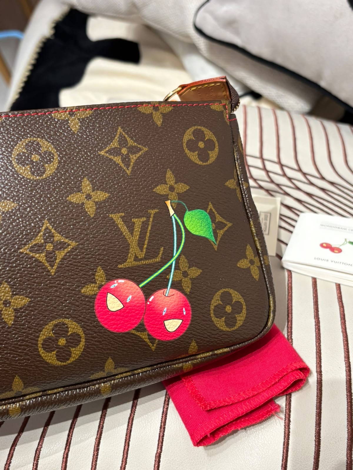 未使用品 Lv accessories pochette cerise M95008 100%Authentic, unused未使用品 ✅Dust bag 