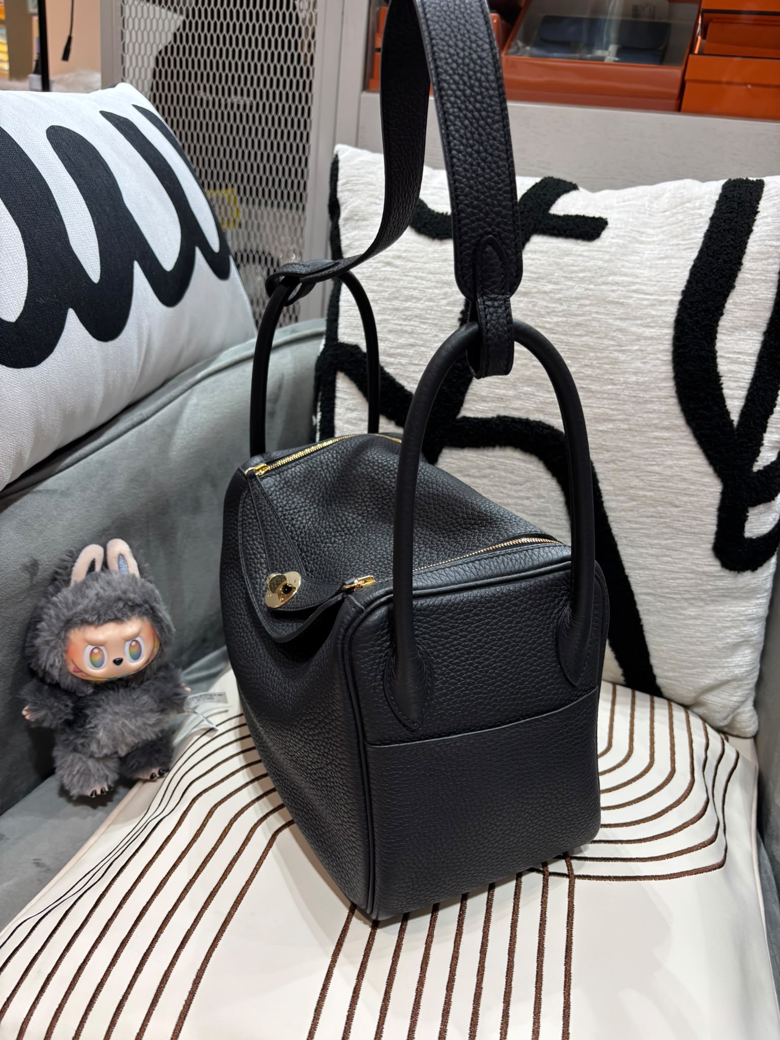 Hermes Lindy 26 Stamp X 黑色牛皮淺金扣  100%Authentic, 95%New ✅Dust bag