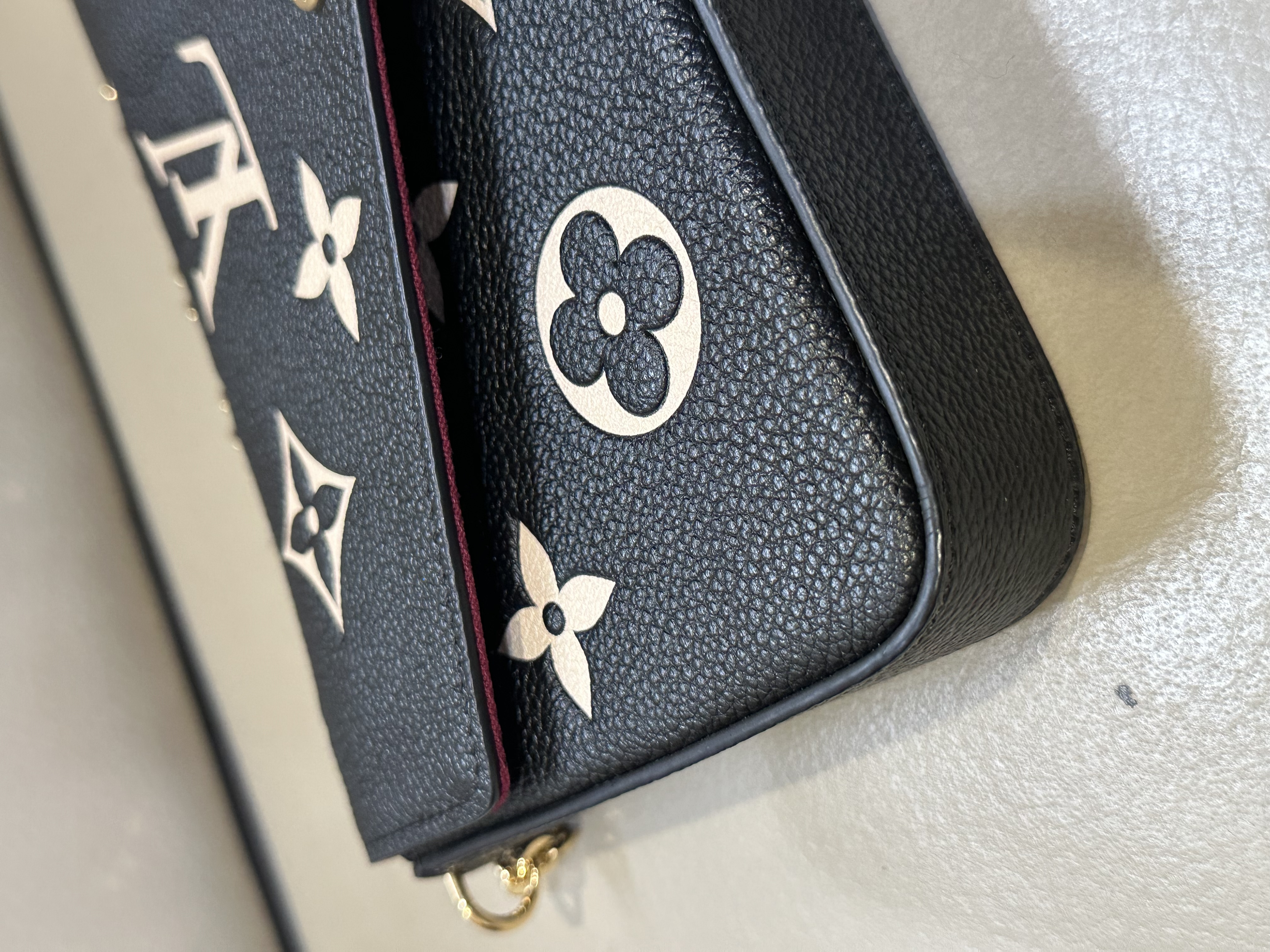 Pre-owned LV Félicie Pochette in bicolor Monogram Empreinte leather / Product Code: 26040508