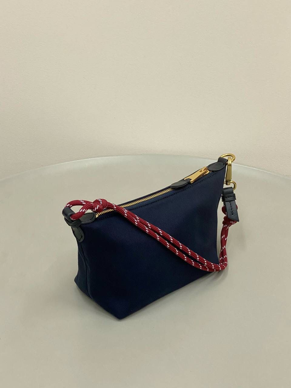 销量王🔥 𝐌𝐢𝐮𝐌𝐢𝐮饭盒包 靛蓝色 啊啊啊，好喜欢这个彩色的碰撞！ 帆布面料搭配撞色小彩绳直接封神了！！ 每个配色，简直就是锦上添花 不敢想象这个夏天背这只有多好看！ 容量就不用说了 很好装 还很耐磨 性价比也特别的高～ 时髦精必入这只好吗 绝对日常出门回头率超高的一只 抓紧冲吖！！！ 18.5×14×10cm #F0006m