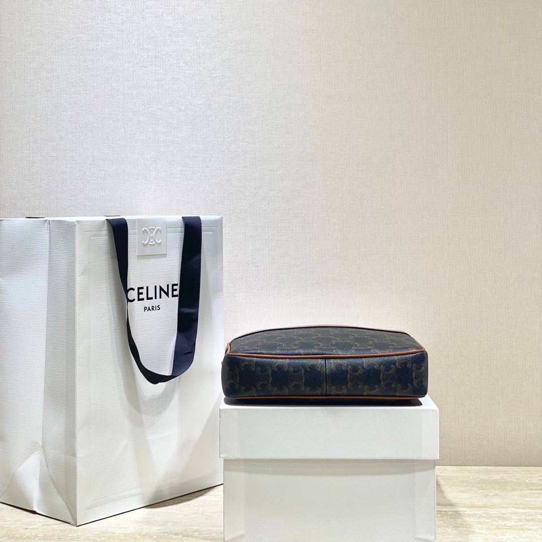 🔥大货实拍图 𝗖𝗘𝗟𝗜𝗡𝗘♥𝗖𝗔𝗡𝗩𝗔𝗦 𝗣𝗔𝗧𝗔𝗣𝗔𝗡𝗦 型号：196252 尺寸：20.5*15*4.5cm 不得不承认最近的Celine的老花系列有点Old Celine的味道，虽然不是皮的面料，但是很耐用，挎在腋下复古又文艺～目测会成为新一季爆款 🥳