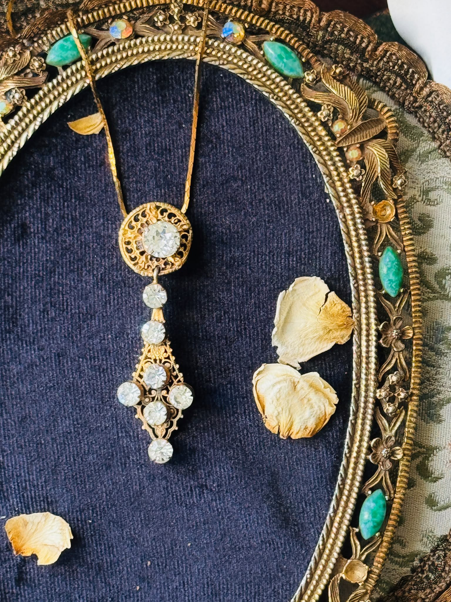 Vintage 1940s Elegant Gold Tone Filigree Pendant Necklace (MT2265)