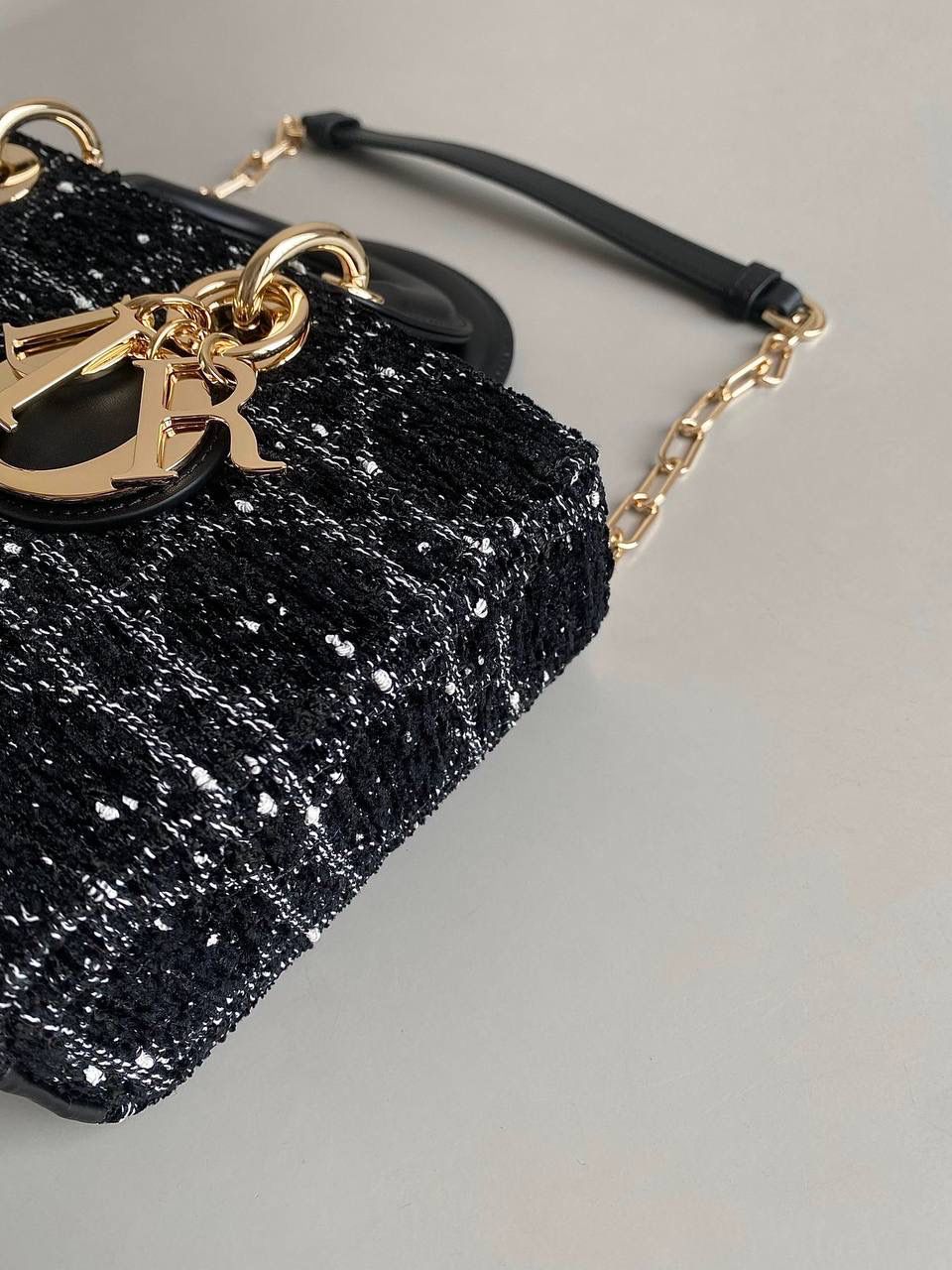 粗花呢中号🖤 𝗗𝗶𝗼𝗿 𝗗-𝗝𝗼𝘆 𝗯𝗮𝗴横款，新材质 去年12月入的原版开发面料 历经万苦反复调试好多遍，终于等到 工序繁琐多股线绣黑白粗花呢藤格纹理 真是一分钱一分货了，高成本低利润 带着十分的诚意开发的这系列 那种低调高贵气质就很抓人，喜欢死了 我个人觉得比小香的花呢更年轻化 时尚果然就是轮回，回归了一把中古戴妃 长方包形，短链条➕细长肩带直接封神！！ 复古时髦感超强，真是什么场合都可以把住 绝对是lady中的天花板了，强势出圈啦姐妹们🤩 26×13.5×5cm