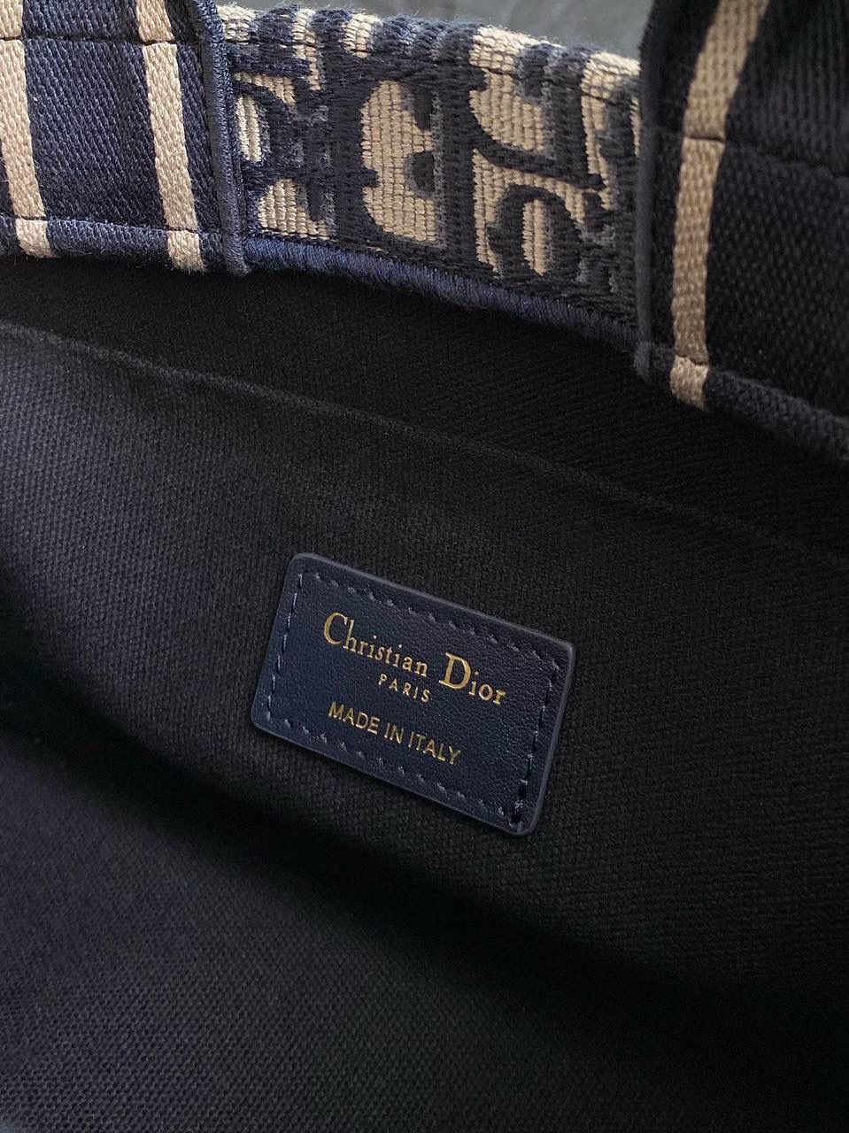 🈶老花蓝，mini 𝗗𝗜𝗢𝗥 𝗯𝗼𝗼𝗸 𝘁𝗼𝘁𝗲24新版横款 不得不说，D家确实好会玩啊 可以背的托特来了！简直不要太棒 在最最最经典的托特上又衍生爆款了 可可爱爱的mini尺寸，恨不得天天背！😍 27×14×10cm