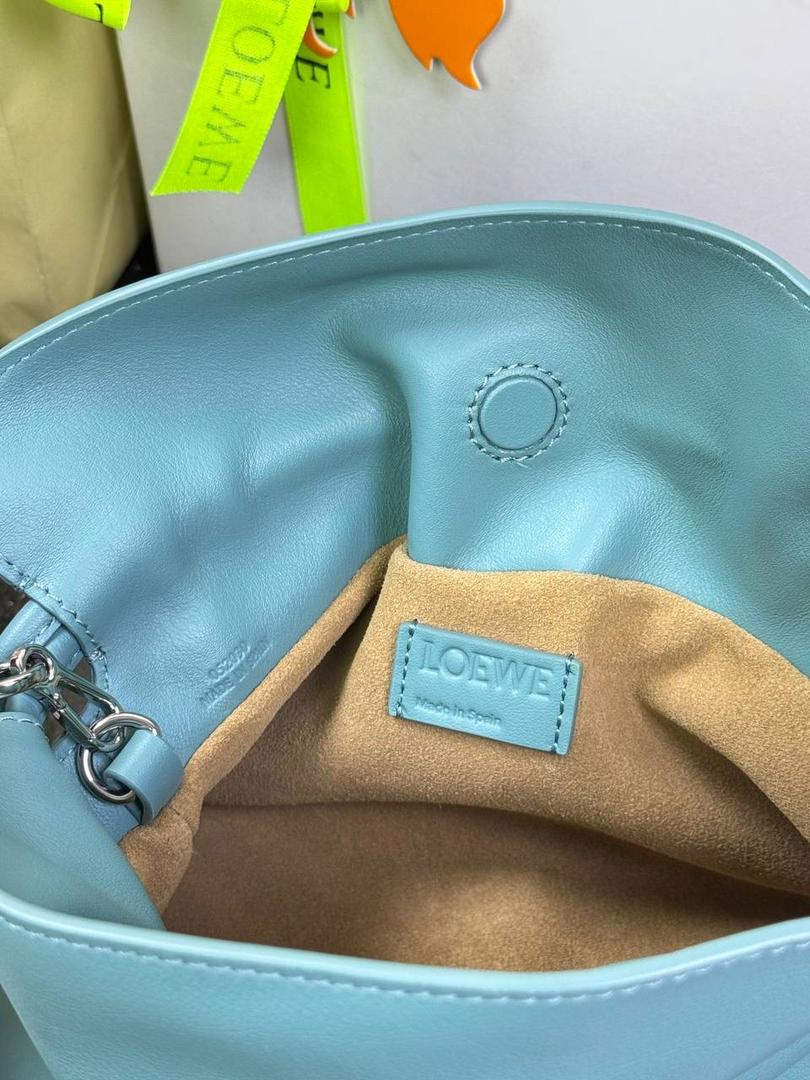 🎈全新升级—迷你烫金款𝙁𝙡𝙖𝙢𝙚𝙣𝙘𝙤出货啦✅ ❤️升级版福袋正面新增品牌烫金𝙇𝙤𝙜𝙤代替压印𝙇𝙤𝙜𝙤，肩带加宽同时增加两侧狗扣五金代替原本皮穿扣肩带，精致又便捷🥰 ❤️独家定制皮料五金，小牛皮皮质手感十分柔软且耐用，肩带🉑拆卸🉑调节，多种背法任你选择，容量超大，日常出行必备😍 ❤️独家品控，完全对版细节，全套礼盒🎁包装给你满满的仪式感🥰 迷你尺寸：𝟐𝟑 𝟗-𝟏𝟖-𝟗𝐜𝐦 款号：052030 水蓝色【配全套礼盒】