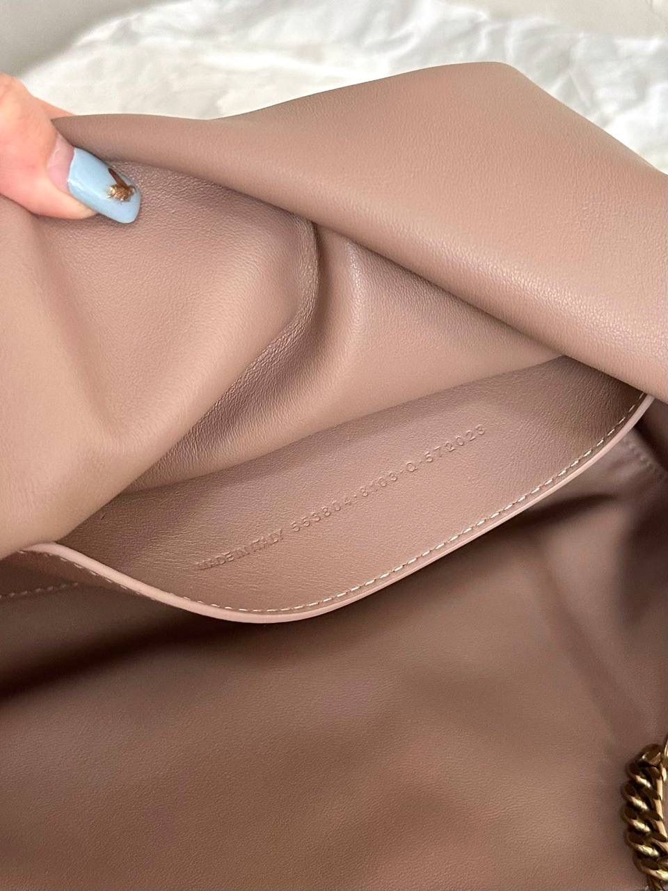 ys1 kate双面平纹粉/麂皮粉 中号👶🏻 我个人很喜欢的一只ys1 一只包有两种风格(双面能用) 春夏用牛皮面，秋冬用麂皮面 有没有和我一样不喜欢定型包的姐妹 就喜欢这只双面kate软piapia的随性感☺️ 容量贼大，自重还轻，爱了爱了～ 28.5×20×6cm553804m