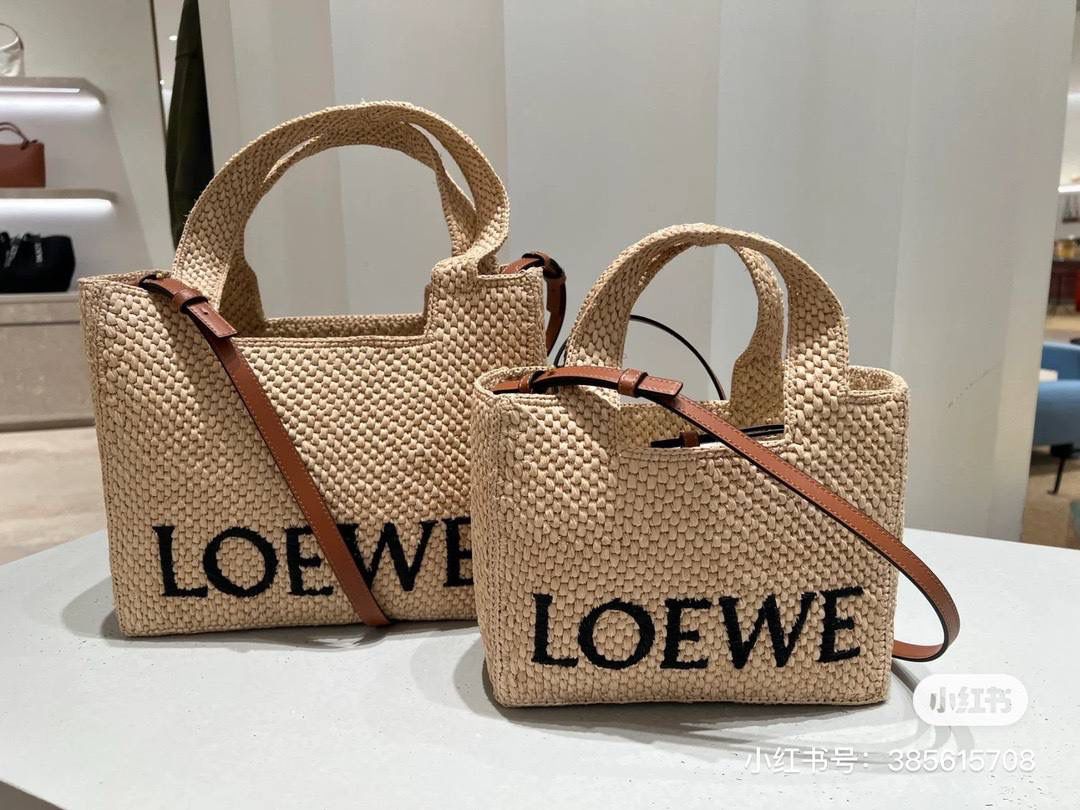 🎈最新𝙇𝙤𝙚𝙬𝙚 𝙁𝙤𝙣𝙩 𝙏𝙤𝙩𝙚 —【小号】酒椰草编包🔔 尺寸：𝟐𝟒-𝟏𝟏-𝟏𝟗.𝟓𝐜𝐦 编码：652207 （下单须知：由于天然纤维材料特别，带毛刺，日照时间长短不同，颜色略有变化，纯手工编织制作而成，每一只都独一无二，每个包的尺寸也有所不同‼️完美主义者慎入⚠️） 👉🏻完全由酒椰纤维编织而成，正面饰有黑色刺绣𝙇𝙊𝙀𝙒𝙀标志 👉🏻肩带可拆卸调节，可肩背、斜挎或手提多种背法