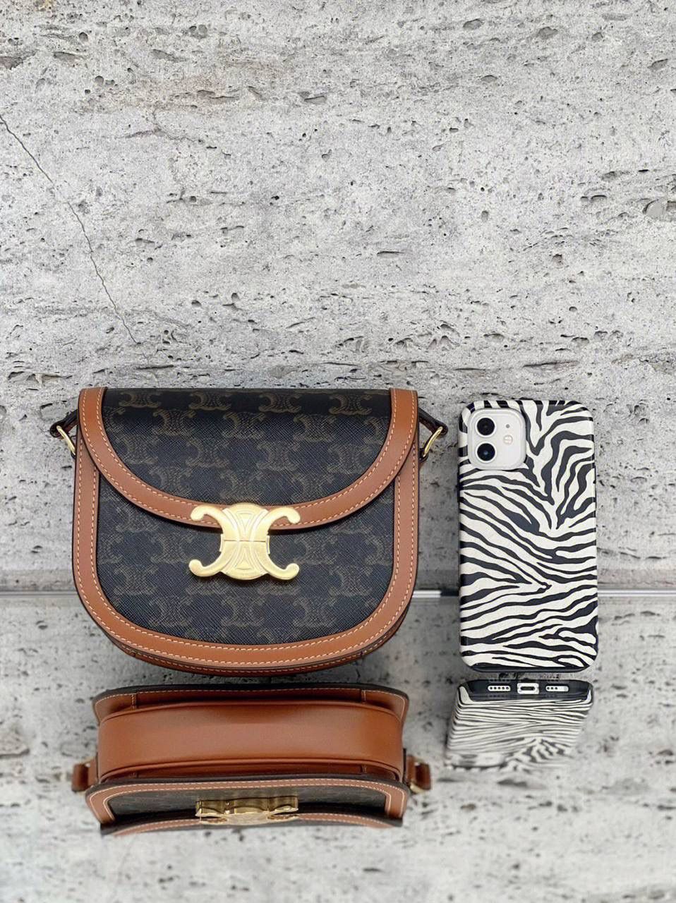 🔥大货实拍图 𝗖𝗘𝗟𝗜𝗡𝗘 ♥ 𝗧𝗘𝗘𝗡 𝗕𝗘𝗦𝗔𝗖𝗘肩带马鞍 型号：110962 尺寸：18.5*16*6cm 𝑪𝒆𝒍𝒊𝒏𝒆老花颜值一直在线，年轻耐看不显老气，虽然是老生常谈的配色，但𝑻𝒆𝒆𝒏 𝑩𝒆𝒔𝒂𝒄𝒆马鞍包这个包型搭配老花配色真的有被惊艳到，本身圆圆包型弧度设计就更活泼可爱，棕色系更加学院风的感觉，超级适合搭配西装 风衣 大衣 或者夏天搭配长裙！