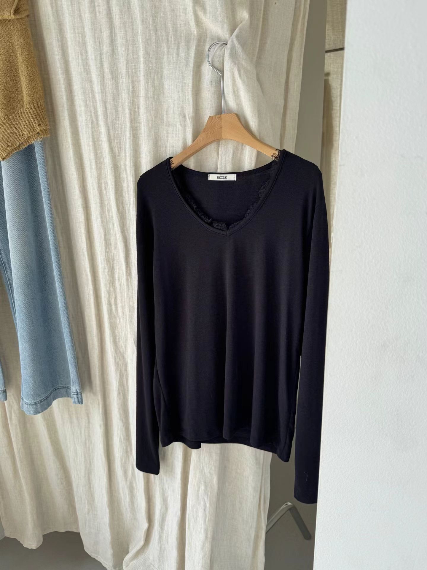 Lace 邊V 領Top