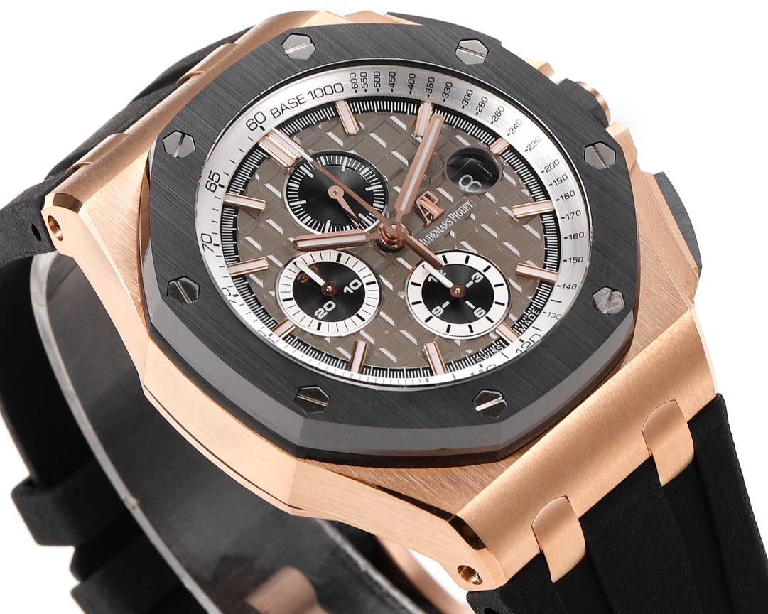 爱彼皇家橡树离岸型横空出世🔥💯引用全新的彩色陶瓷锻造技术，表壳与圈口的选料，不惜重本使用日本进口的氧化锆，无需任何颜料，以超高的压力与超高的温度锻造，形成超高密度的彩色陶瓷，再经过百里挑一，确保每一个成品都与原版毫无色差！CNC级别的打磨，将整一个表壳的边边角角完美处理，即使陶瓷，也做到毫不割手。圈口的拉丝，经过顶级的打磨技术，做到每一丝每一线都毫无断续，每一颗六角螺丝都与表框处在同一平面，拒绝一丝一毫的凸显与凹陷，诠释了何为顶级的复刻工艺！