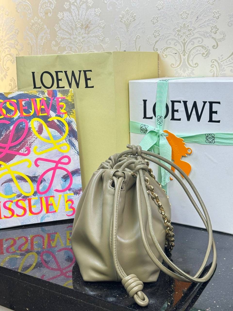 🎈中号链条款𝙁𝙡𝙖𝙢𝙚𝙣𝙘𝙤 𝙋𝙪𝙧𝙨𝙚羊皮 ——【桉树绿】 尺寸：𝟯𝟬-𝟭𝟬.𝟓-𝟮𝟬𝐜𝐦 编码：012403 【配全套礼盒】 👉🏻延续福袋收缩绳褶皱设计，羊皮包身手感细腻柔软❤️ 👉🏻链条肩带➕皮肩带的双肩带设计，时尚百搭，给足了集美们多样化的选择。肩带可拆卸可调节，磁扣开合，正面烫金𝙇𝙤𝙜𝙤，呈现出高贵典雅的视觉感😍 👉🏻独家背景➕独家品质➕独家全套砖柜礼盒套装，市场高端品质皆在我手✌🏻