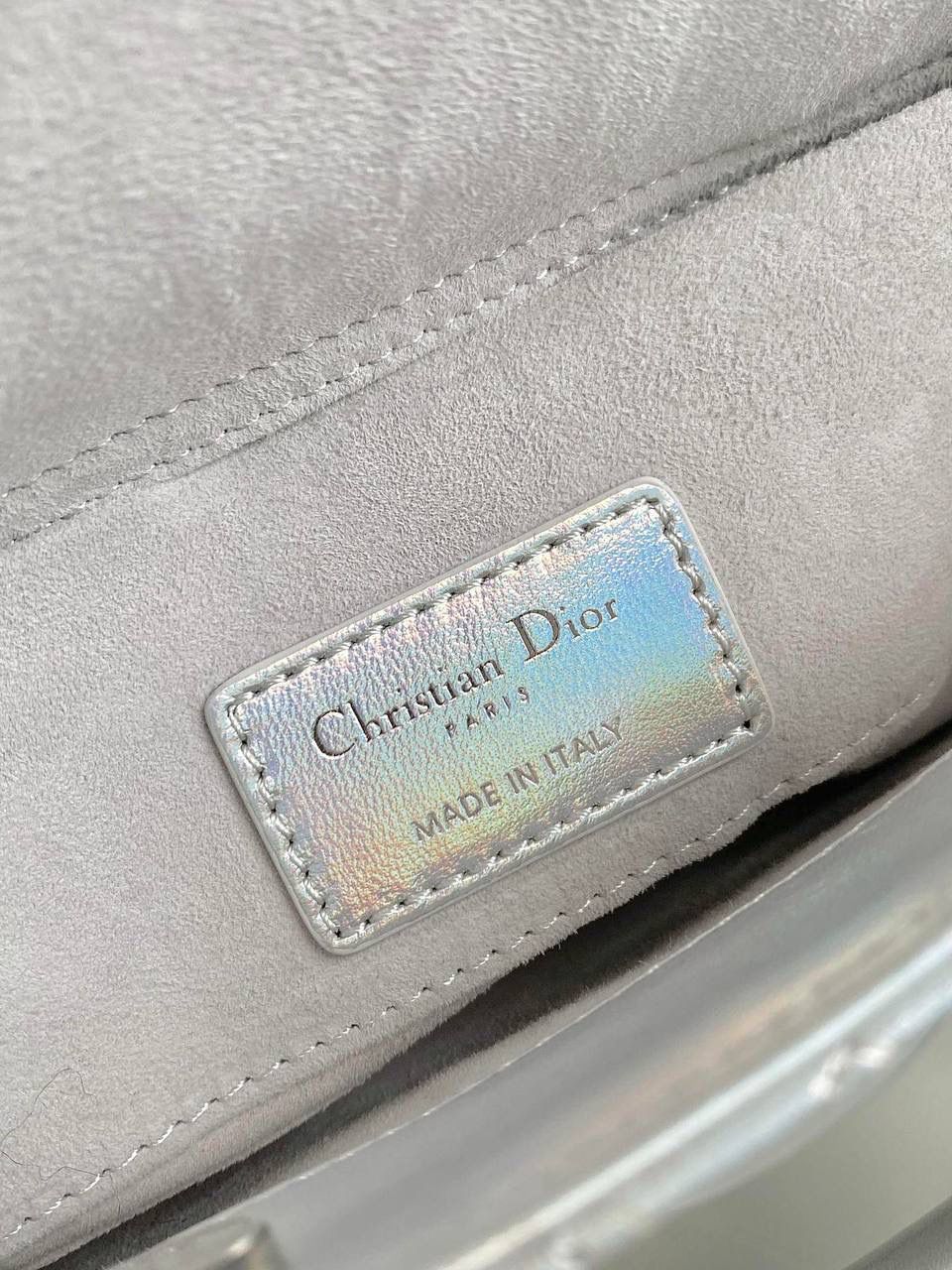 镭射银小号🩶 𝗗𝗶𝗼𝗿 𝗗-𝗝𝗼𝘆 𝗯𝗮𝗴23新色 快！快！快！很少见有这么特色的包😍 Bing灵动炫目大胆的科幻视觉冲击太震撼 整个包身珠光呈镭射效果，犹如彩虹般 很是惊艳！配银色金属更有张力，好抢眼啊 可爱与炫酷的反差碰撞，也就只有它独具一格🎀 拿到手你们一定要多背出去走走 它实在是美到过分了！！ 22.5×12×5.5cm