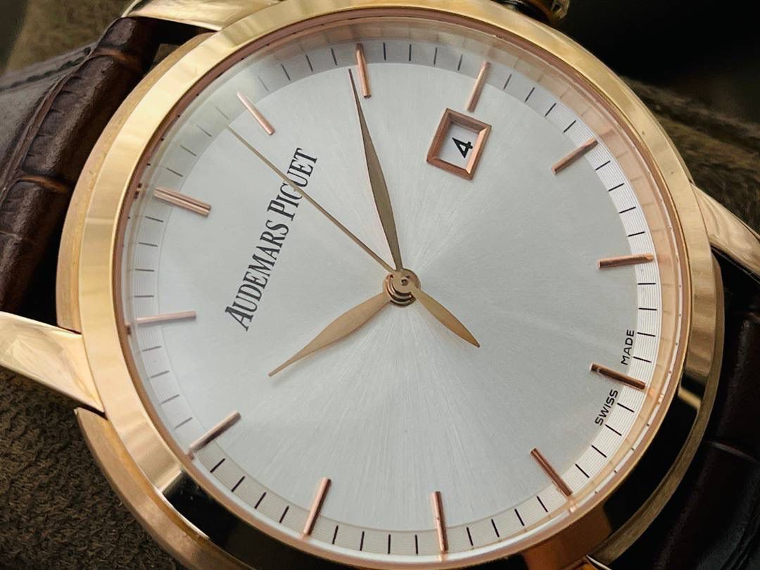原版开模 市场最高版本 爱.彼 JULES AUDEMARS系列男士腕表！ 1⃣️机芯型号：2824改3120自动机械，透底设计！稳定零返修！ 2⃣️表径41毫米！ 3⃣️大三针简约表盘！ 4⃣️316L精钢壳套！