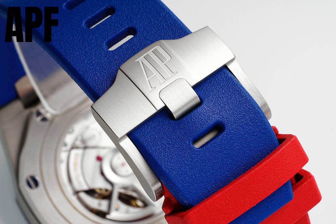 全新升级“夏日爆款”爱彼皇家橡树离岸型26470系列42Mm腕表 秒杀市面上所有版本“封顶之作 杜绝一眼假”在原有的基础上 潜心研发 突破壁垒 “打破原装封锁技术，同步原装独家计时码表款可松动头粒”使上手最大程度贴合手腕，大大提高了佩戴的舒适 同时也杜绝一眼假的尴尬处境。APF厂真正做到从每一个喜欢手⌚️的表友角度考虑 1. 表壳与圈口的选料，使用进口的氧化锆，无需任何颜料，以超高的压力与超高的温度锻造，形成超高密度的彩色陶瓷 2.采用最新CNC级别的打磨技术，将整个表壳的个个角度完美处理，3.每颗六角螺丝都与表框处于同一平面上，不接受一丝一毫的凸显与凹陷，真正诠释了何为顶级复刻艺术 4.表盘以爱彼经典的大格纹为背景，层次分明的方格排列，经过完美打磨，将匠人的工艺体现的淋漓尽致 5.镜面采用双面蓝宝石镜片，天然橡胶皮带，6.机芯采用原装3126的计时机芯，十二位的小秒，6点钟位和九点位的12小时计时与30分钟计时，完美的还原了原版的所有功能，每块手表APF厂都经过人工QC确保机芯的稳定性，真正做到无可挑剔欢迎各位 表友鉴赏🔥‼️