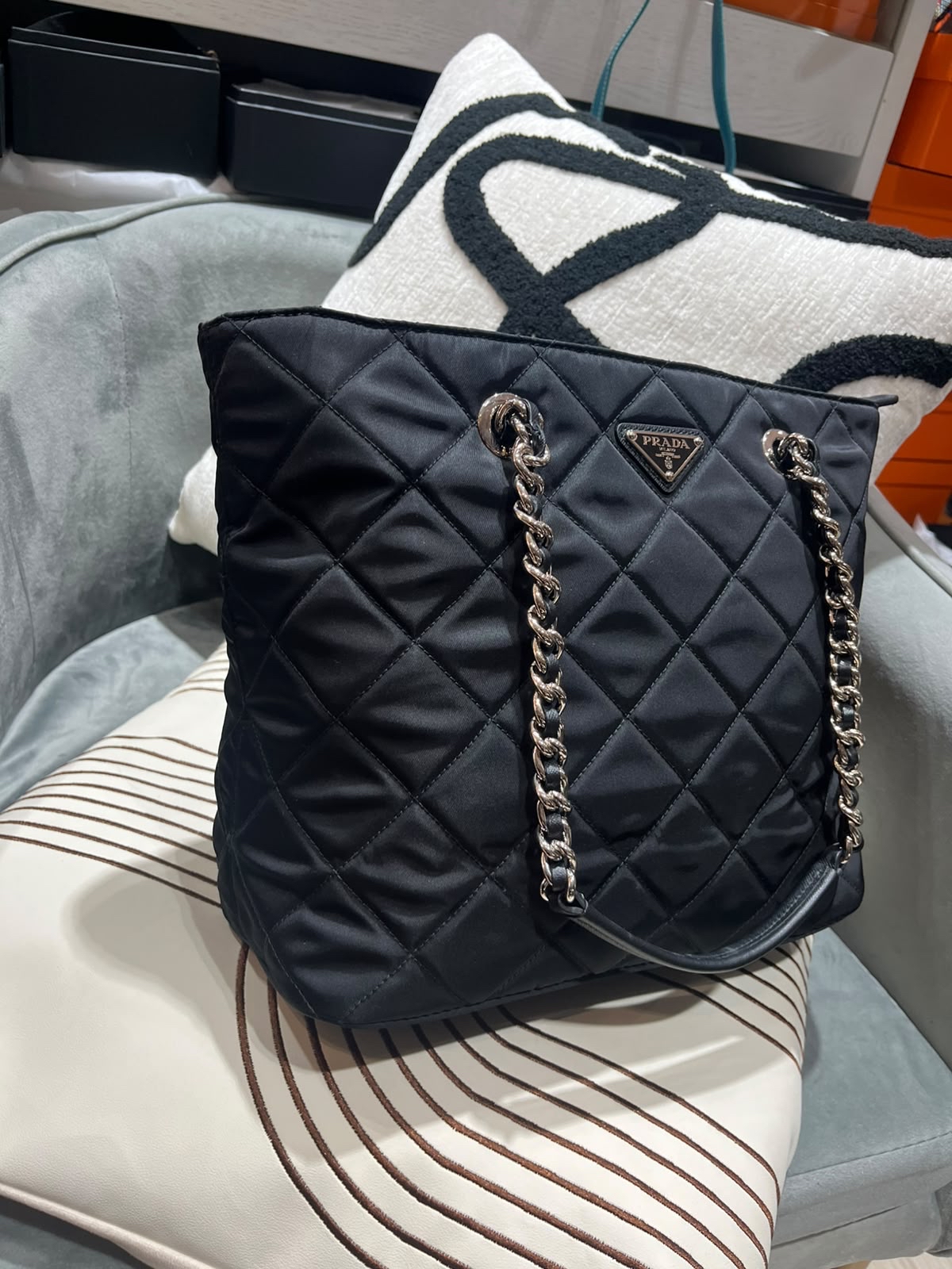 Prada nylon shoulder bag  100%Authentic ,98%new✅dust bag