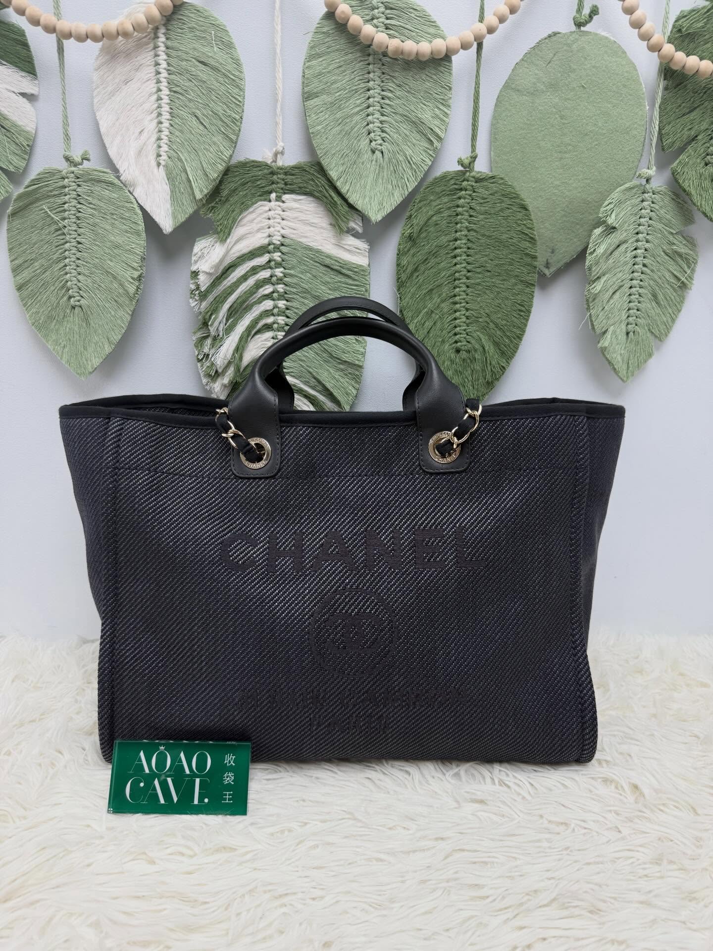 🤍PRE OWNED 黑色 tote 沙灘包 晶片款💚38*20*31cm#AOAOCAVECHANEL🫶🏻配件 -塵袋、30開保養卡、沒子袋🫶🏻💰價錢 - $1598099%new#收袋王喜歡的話快點pm/whatsapp 我們💓銷售熱線51111 321（whatsapp)我們服務包括有：手袋飾物回收、手袋置換(一換一、一換多也可以） 、專業手袋鑑證、專業手袋護理購買方法🏢親臨門市 荃灣南豐中心15樓1521室（荃灣地鐵站a出口1分鐘到）敬請預約❤️只賣正品正貨，任驗💓🫰🏻❤️‍🔥本店為香港註冊公司絕對真貨，信心保證👍🏻🫰🏻本店設有鑑證服務，有駐場鑑證師✨歡迎追蹤我哋各個平台緊貼最新優惠x貨品🔥😍👇🏻👇🏻👇🏻👇🏻👇🏻👇🏻👇🏻👇🏻⭐️Instagram: aoaocave🌈Facebook: aoaocave收袋王🔥Carousell: acluxuryhk👆🏻👆🏻👆🏻👆🏻👆🏻👆🏻👆🏻👆🏻___________________________Disclaimer🫰🏻All trademarks and copyrights are reserved to the original brand holders. @AOAOCAVE sells only authentic goods and is not affiliated with any of the brands mentioned.@AOAOCAVE 跟任何品牌無關，而且沒有持有任何品牌資版權，亦沒有與任何品牌合作。所有商標及版權歸屬於品牌坊所有，帖子只作分享用途。#aoaocave #手袋回收 #名牌買賣