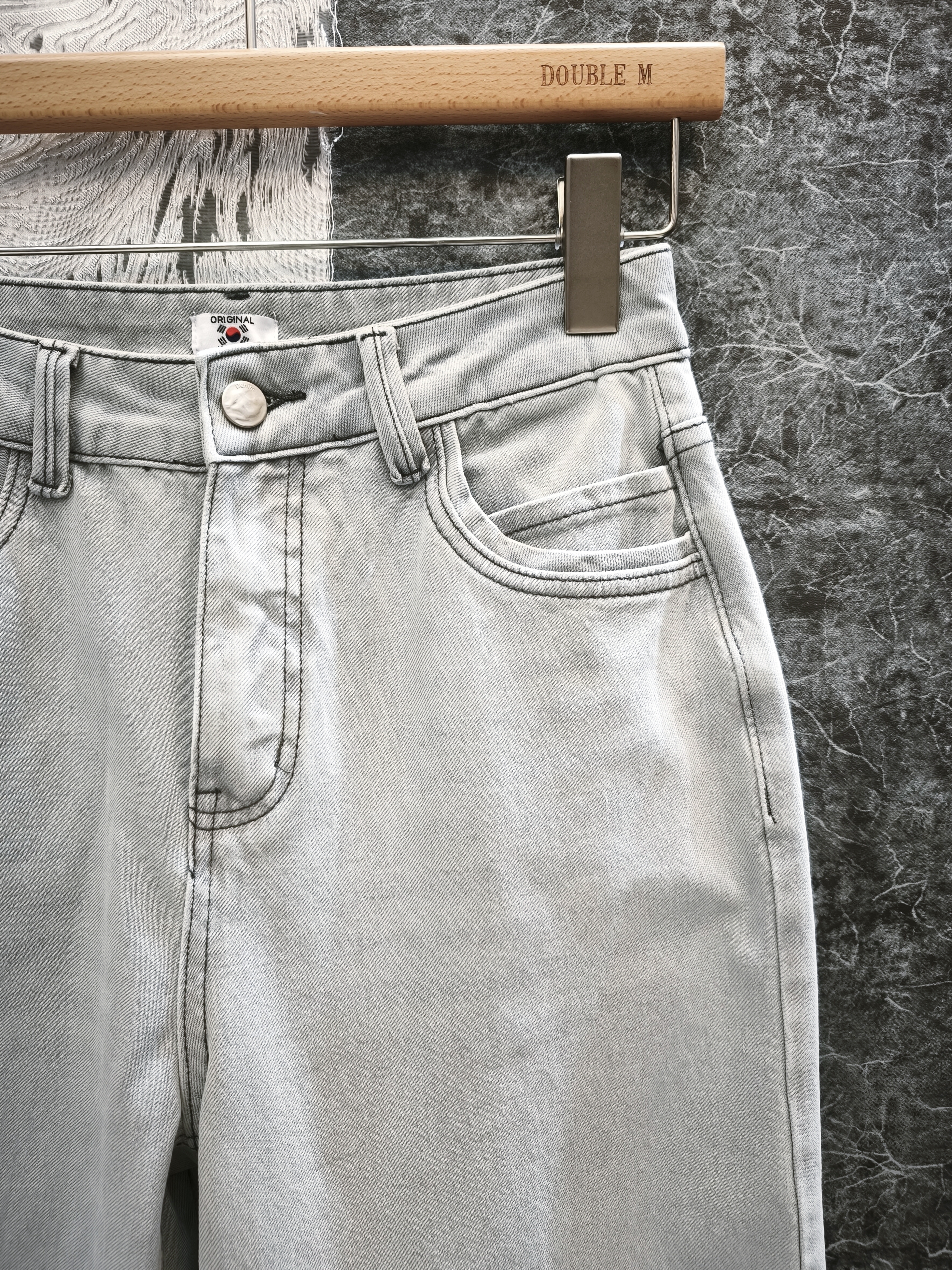 灰白色微喇叭牛仔褲