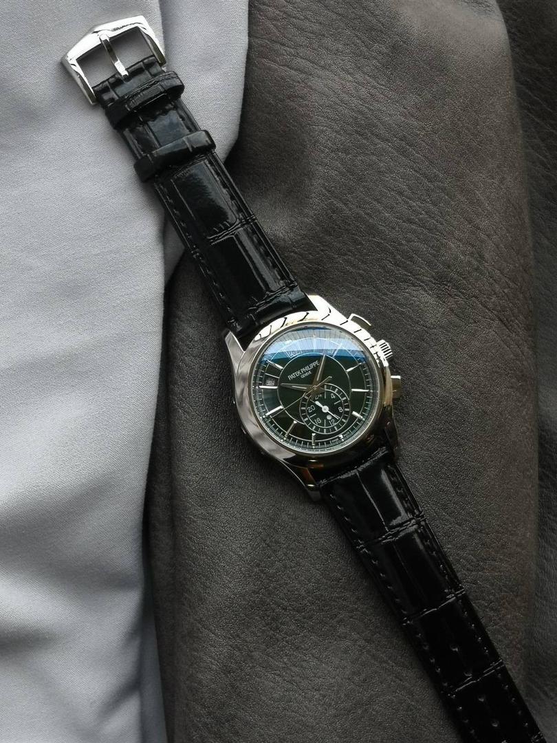 2024墙裂推荐 重金打造经典时计】——百达.翡丽复杂功能系列5905R-010重磅登场，迄今推出的首款Nautilus复杂腕表，以超复杂的工艺技术打造休闲运动腕表。 1⃣️小身板大能量：尽揽以下功能∶12点位日历功能 10点位星期功能 2点位星期功能 6点位24小时。所有功能都可正常使用。 2⃣️机芯采用复刻版Cal.240自动上链机芯，在实现外观的逼真前提下，功能一并完美诠释。 3⃣️改装大师独立制表人，倾情参与定制改装表盘颜色，给予独一无二的腕表增添有趣的灵魂！ 匠心力作 欢迎各位表友品鉴！