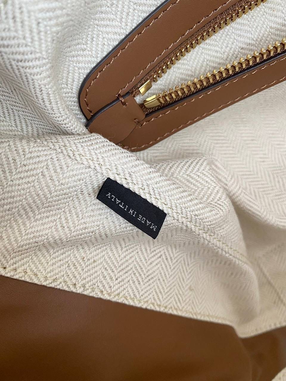 🈶拼接色 𝗠𝗶𝘂𝗠𝗶𝘂公文包，大爆款 这只大火啊！超有腔调的一款 简约精致的设计真的好耐看 不同色系拼接有点流浪感又透着高级 色彩搭配温暖而富有层次 把美拉德复古风拿捏的很到位 整体造型非常慵懒惬意，保证了舒适性和实用性的同时还兼顾了美观性 时尚，非它莫属了！ 23×34×12cm #F0020m