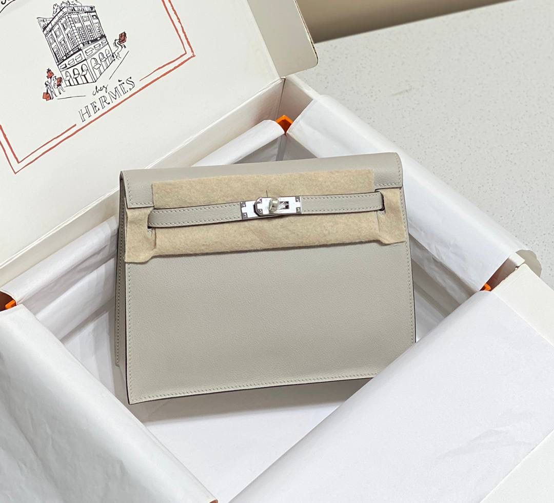 『珍珠灰·银』 ‘’Kᴇʟʟʏ ᴅᴀɴsᴇ • Evercolor 🎀 时尚圈就是一个圆！ 最厉害的就是六种背法： 斜背、侧背、肩背、腰包、背包、手包 集美们一定要安排起来‼️ 22Cm