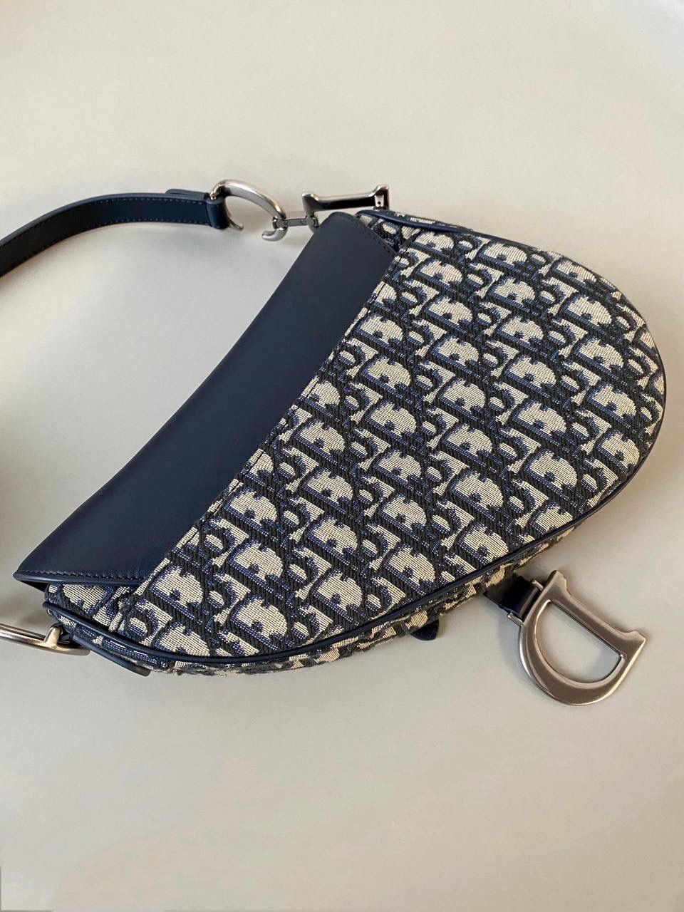 🈶老花配皮，大号 𝗖𝗗 𝗦𝗮𝗱𝗱𝗹𝗲 经典马鞍包 王者中的王者，地位不可撼动 席卷了整个时尚圈今年依旧火爆啊 也让最新出的银扣+黑篮牛皮翻盖版 再次把热度推向巅峰！真的太酷了 时尚感拉满的同时增添了一份完美女性的力量感！ 25.5×20×6.5cm #8006m