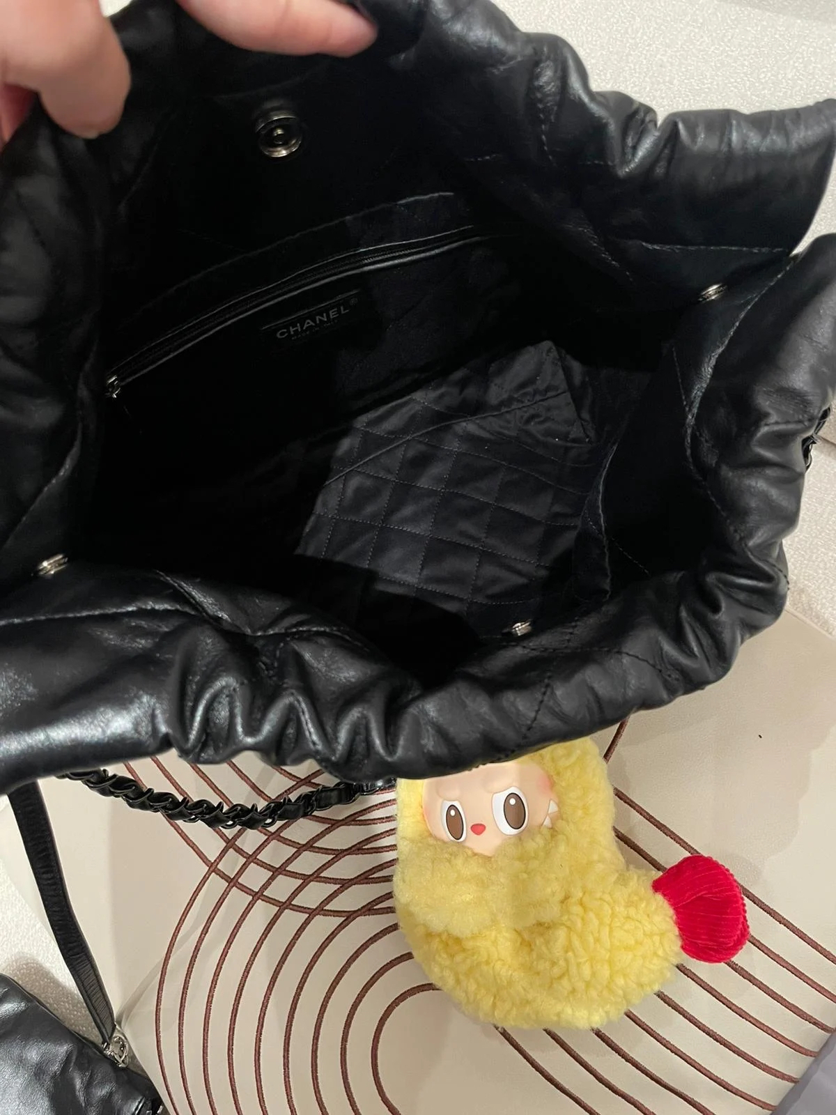 Chanel 22 small so black calfskin,100%Authentic, 95%new ，✅晶片✅Dust bag✅box