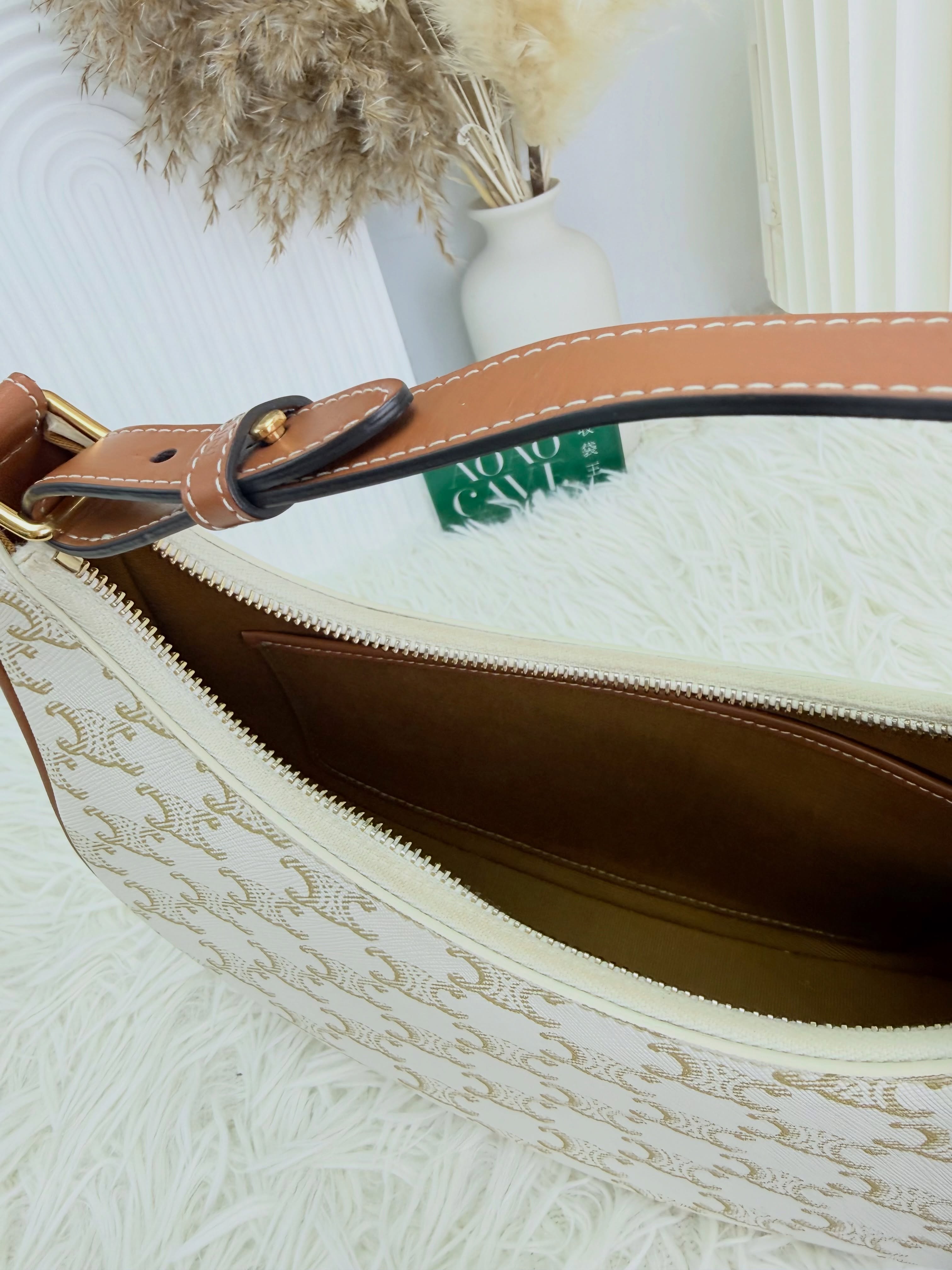 Celine👜 PRE OWNED 🛍️白色老花腋下包🤎  25*7*12  💰優惠價 $6980 98%new  #收袋王  喜歡的話快點pm/whatsapp 我們💓 銷售熱線51111 321（whatsapp)  我們服務包括有：手袋飾物回收、手袋置換(一換一、一換多也可以） 、專業手袋鑑證、專業手袋護理 Is 購買方法 🏢親臨門市 荃灣南豐中心15樓1521室（荃灣地鐵站a出口1分鐘到）敬請預約 ❤️只賣正品正貨，任驗💓🫰🏻 ❤️‍🔥本店為香港註冊公司絕對真貨，信心保證👍🏻 🫰🏻本店設有鑑證服務，有駐場鑑證師  ✨歡迎追蹤我哋各個平台緊貼最新優惠x貨品🔥😍 👇🏻👇🏻👇🏻👇🏻👇🏻👇🏻👇🏻👇🏻  ⭐️Instagram: aoaocave  🌈Facebook: aoaocave收袋王  🔥Carousell: acluxuryhk  👆🏻👆🏻👆🏻👆🏻👆🏻👆🏻👆🏻👆🏻  ___________________________  Disclaimer🫰🏻All trademarks and copyrights are reserved to the original brand holders. @AOAOCAVE sells only authentic goods and is not affiliated with any of the brands mentioned.  @AOAOCAVE 跟任何品牌無關，而且沒有持有任何品牌資版權，亦沒有與任何品牌合作。所有商標及版權歸屬於品牌坊所有，帖子只作分享用途。  #aoaocave #手袋回收 #名牌買賣